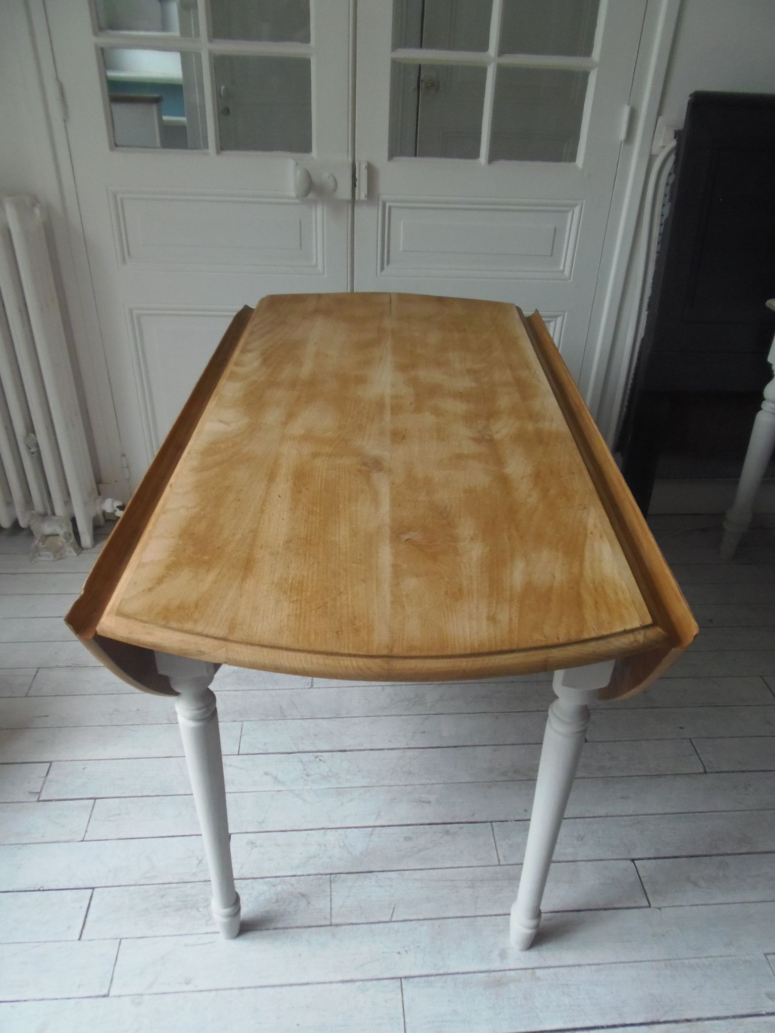 Round table with flaps