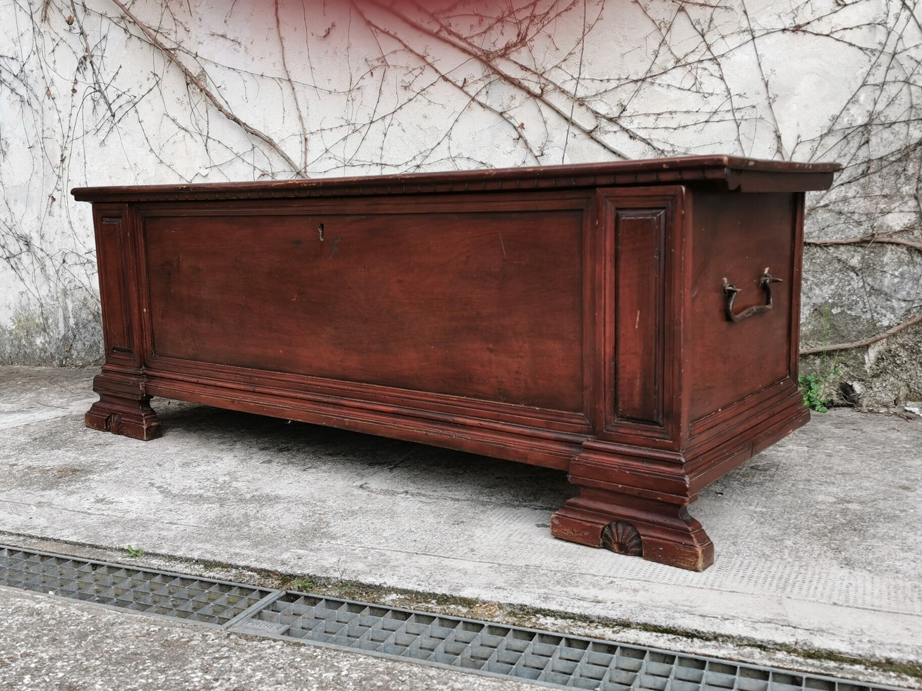 Old walnut chest of drawers, late nineteenth century