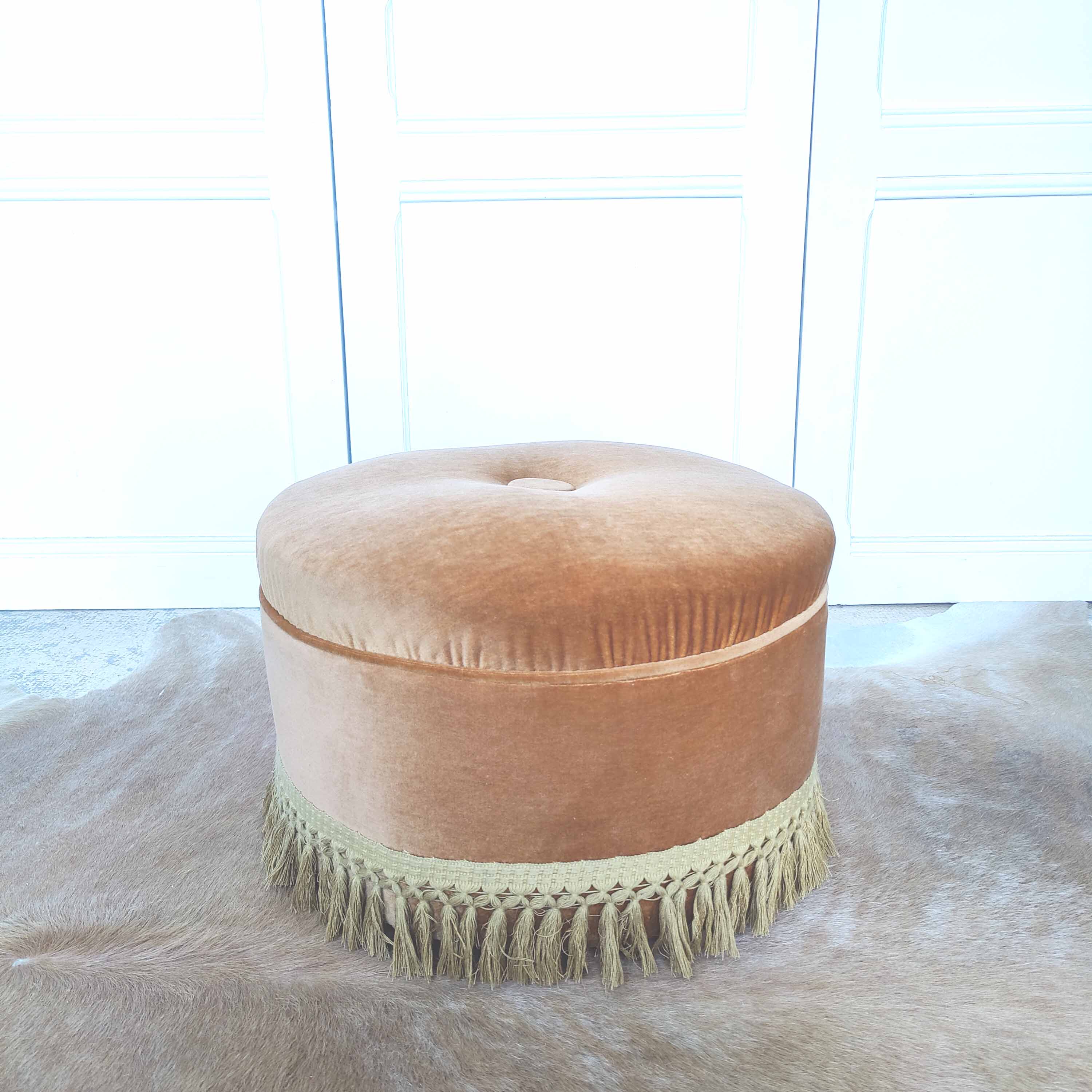 Vintage velvet pouf with fringes
