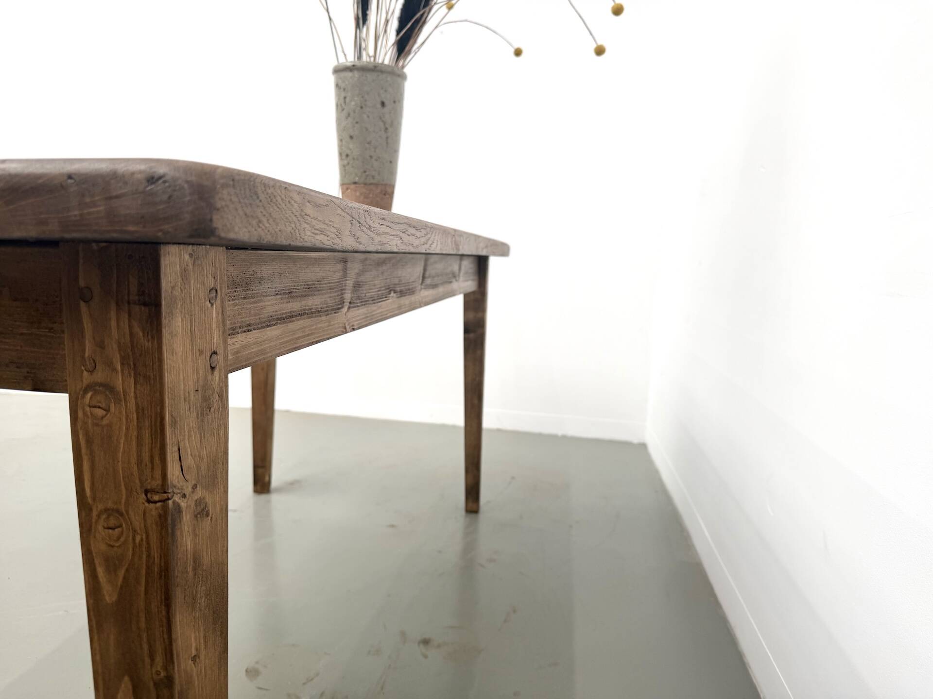 Table de ferme en chêne massif, pieds fuseaux en pin, France, années 1950