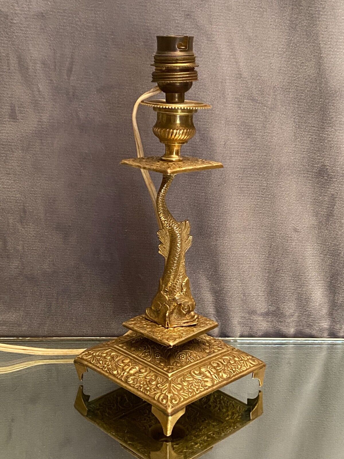 Lamp foot XIXth Louis XIV with stylized dauphin mounted in lamp without transformation