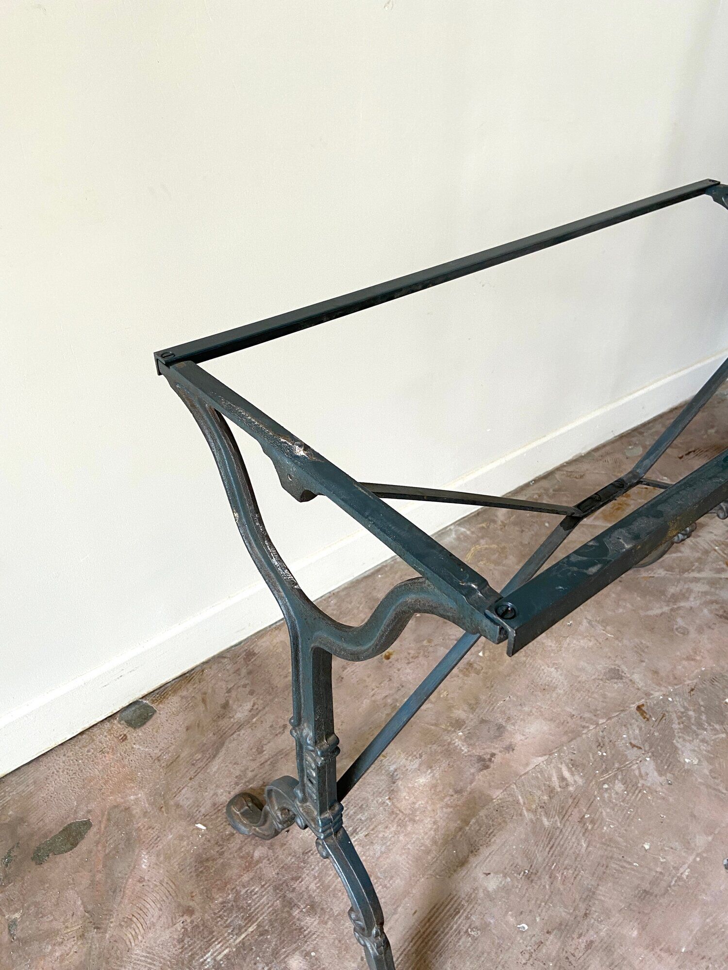 Table bistrot godin en fer forgé et marbre gris, 100 x 60 cm