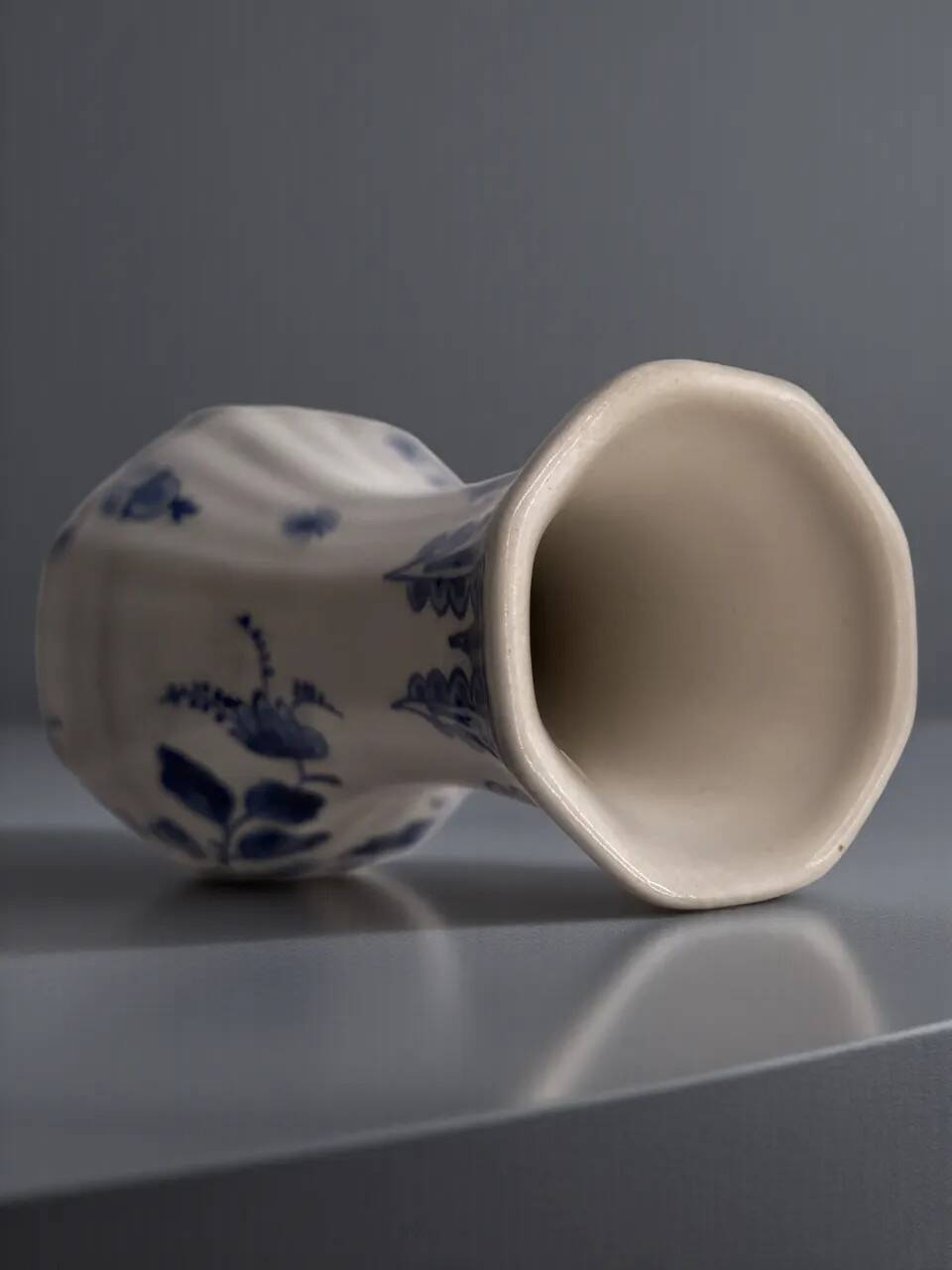 Vase en porcelaine Royal Delft Porceleyne Fles peint à la main, signé par l'artiste, bleu et blanc.