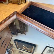 Vitrine en bois et velours noir