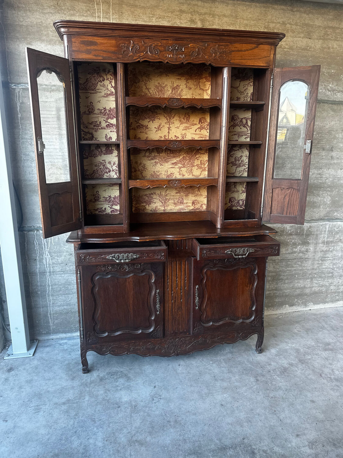 Buffet deux corps ancien en chêne sculpté – Style Louis XV – Vaisselie