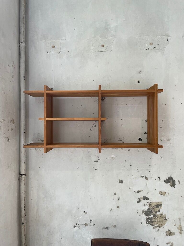 Wall mount pin "regain"