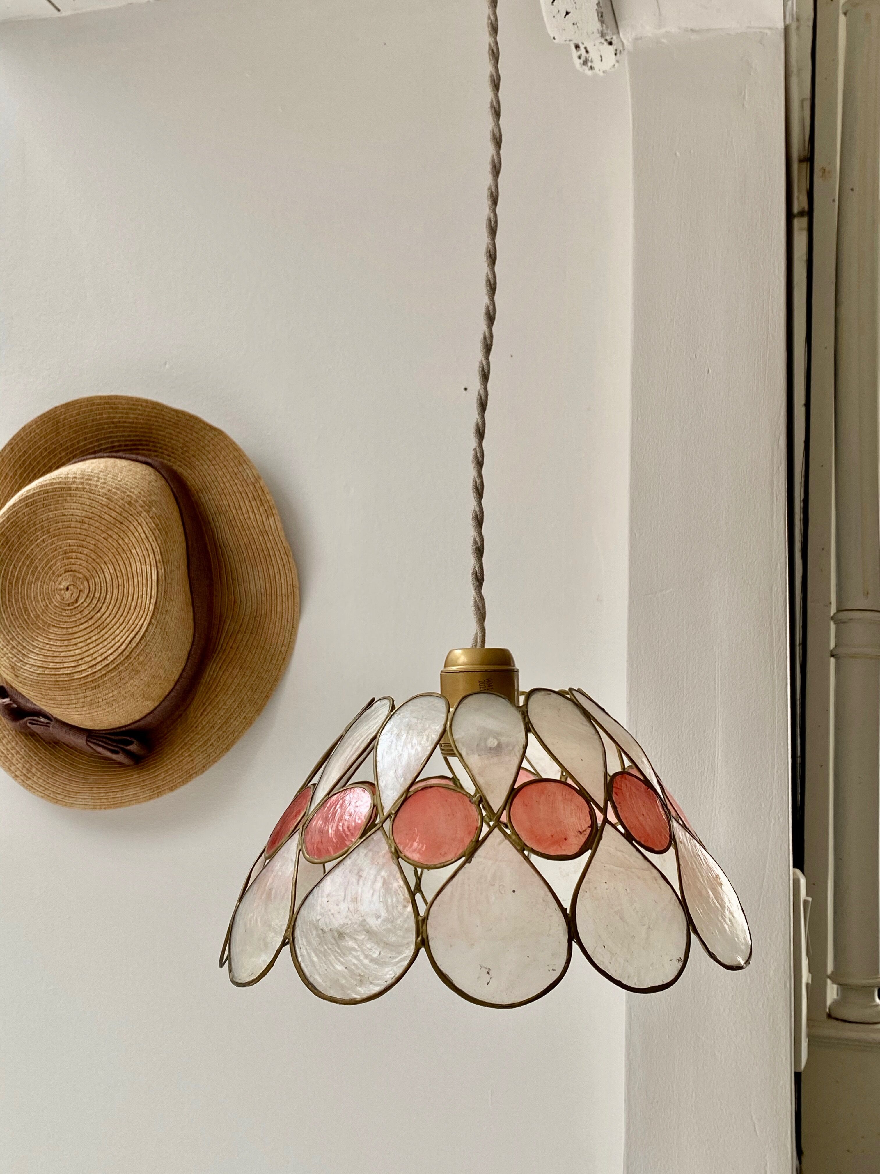 Vintage flower suspension