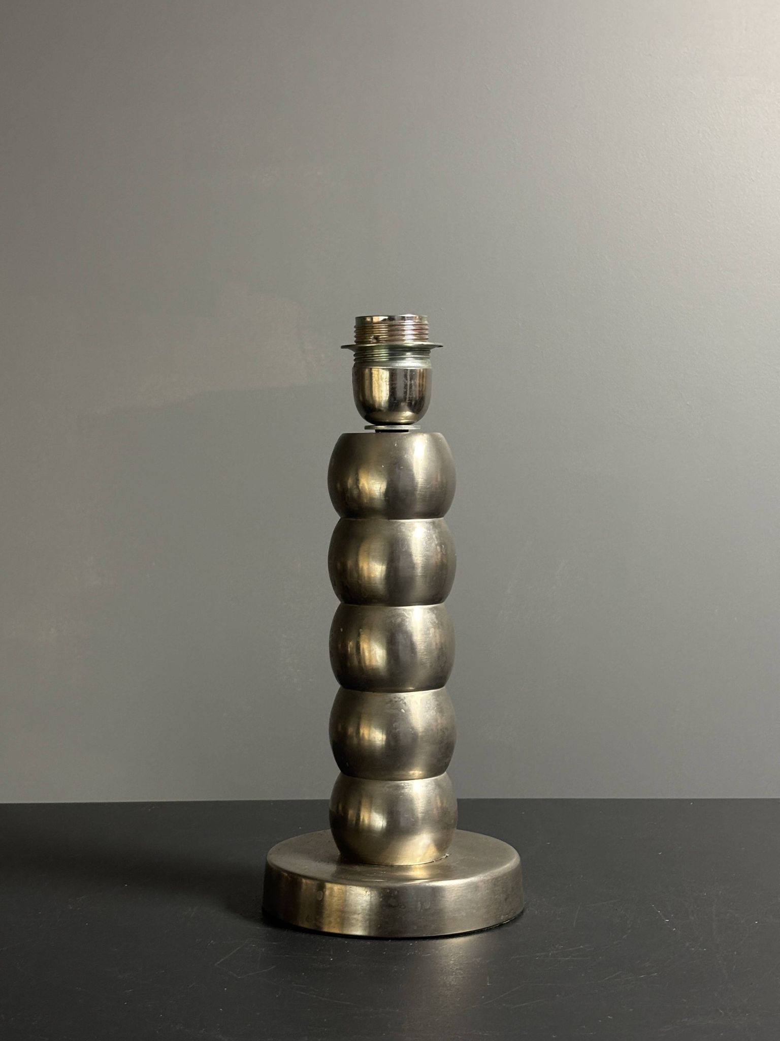 Lampe de table moderne en nickel plaqué de style mid-century, époque spatiale, années 1970.