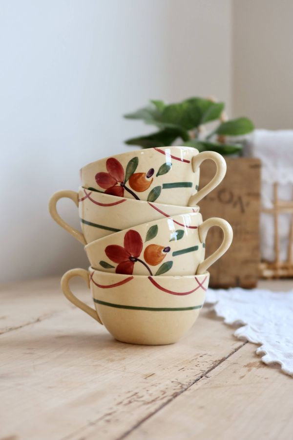 4 tasses à café anciennes Gien en terre de fer ivoire au décor floral