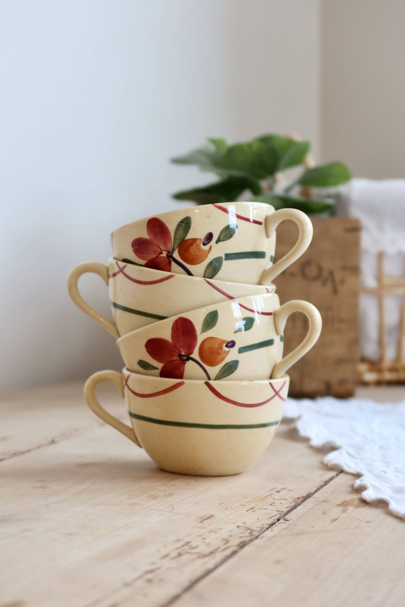 4 antique Gien ironstone coffee cups in ivory – Floral decoration