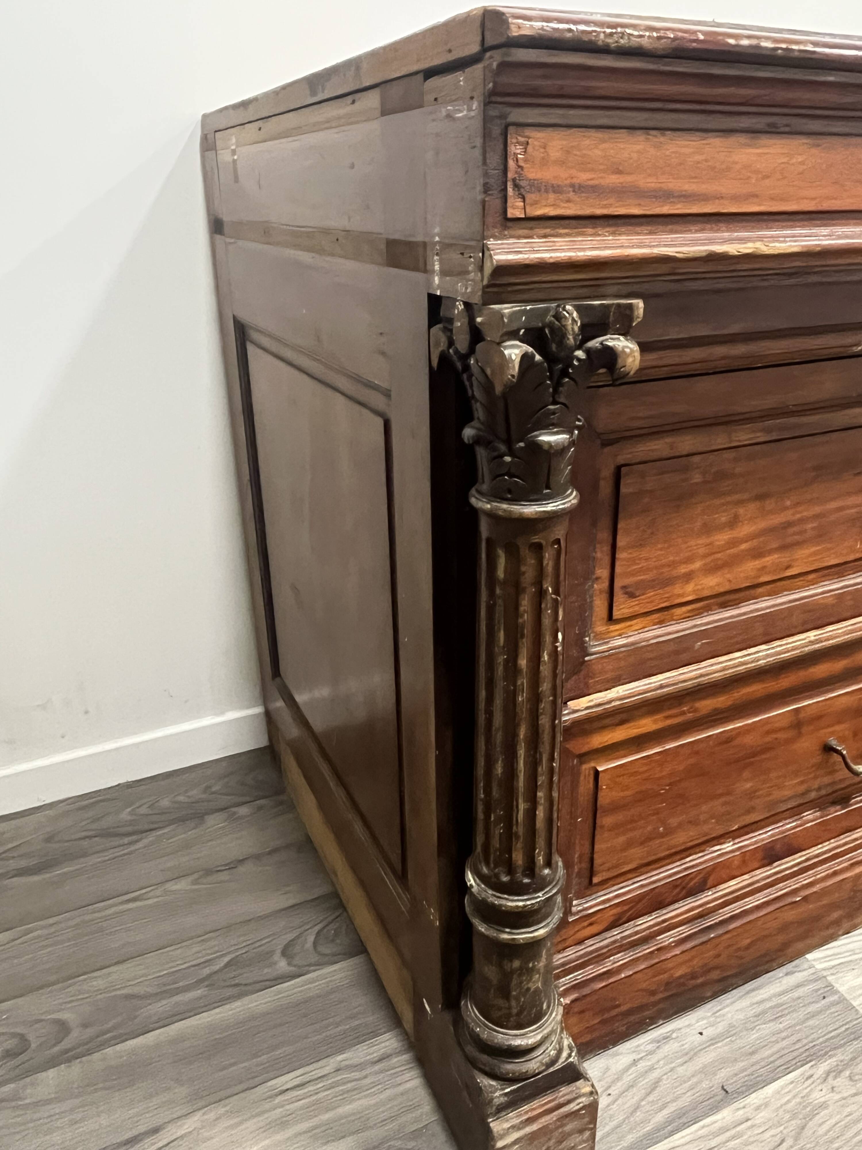 Grande commode style Empire en bois / acajou – 4 tiroirs