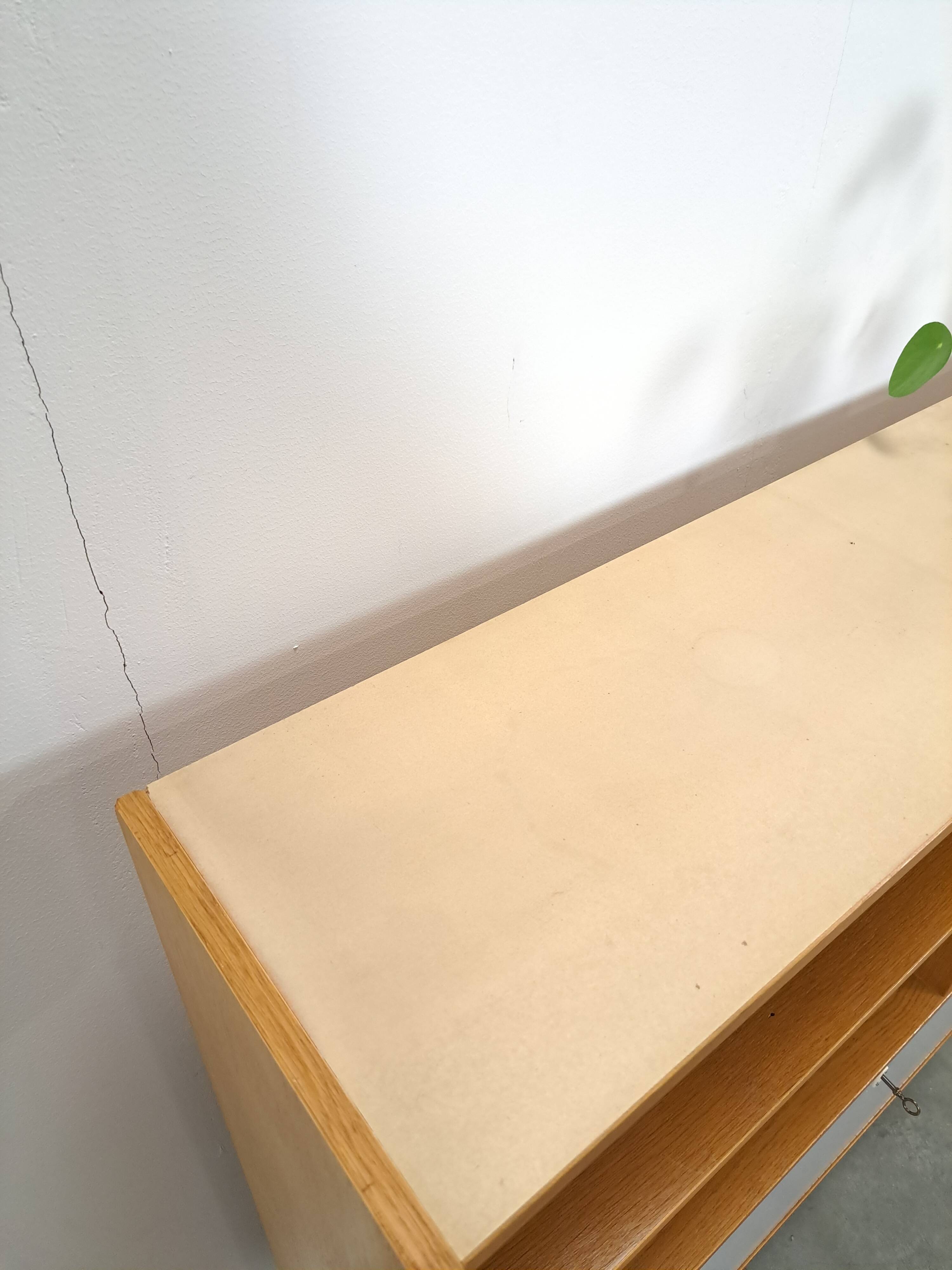 Deens Domino Mobler kast met klepdeur