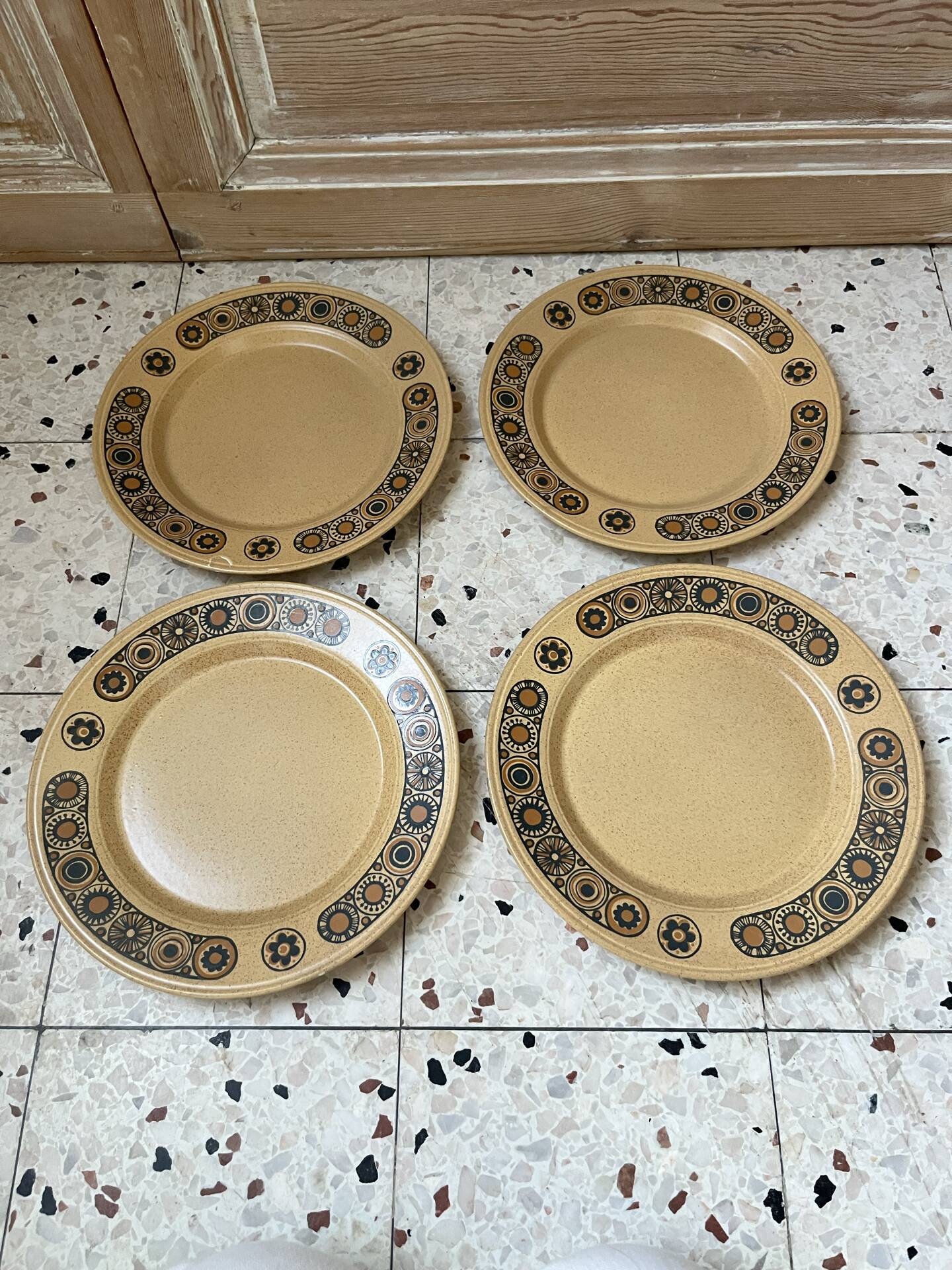 Série de 8 assiettes et 2 bols