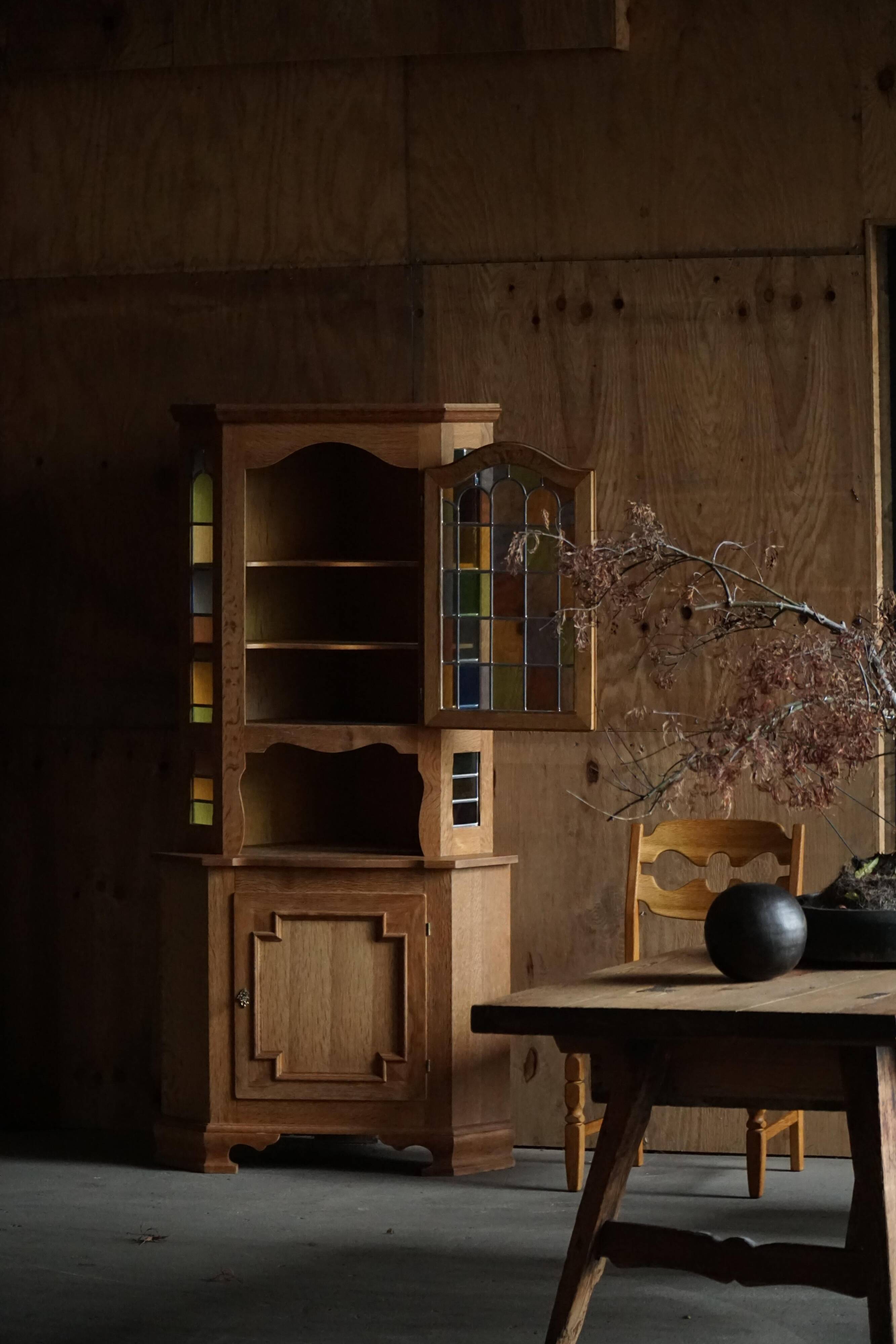 Mid-century Danish corner cabinet in oak with leaded glass, 1940s.