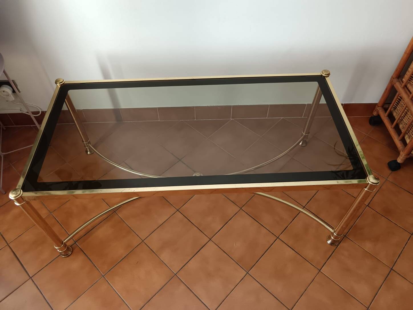 Table basse en laiton et verre fumé