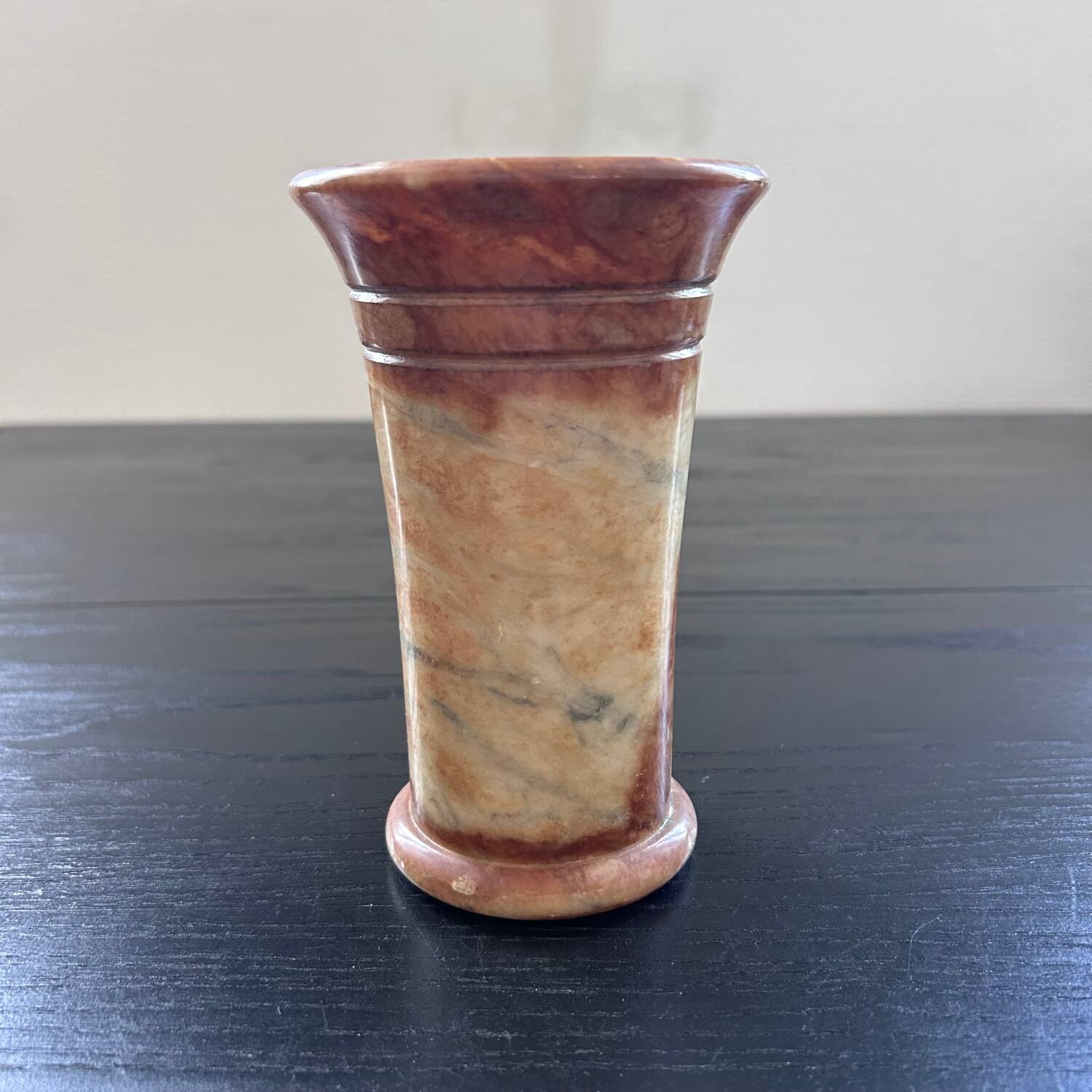 Vase en marbre rose style Art Déco