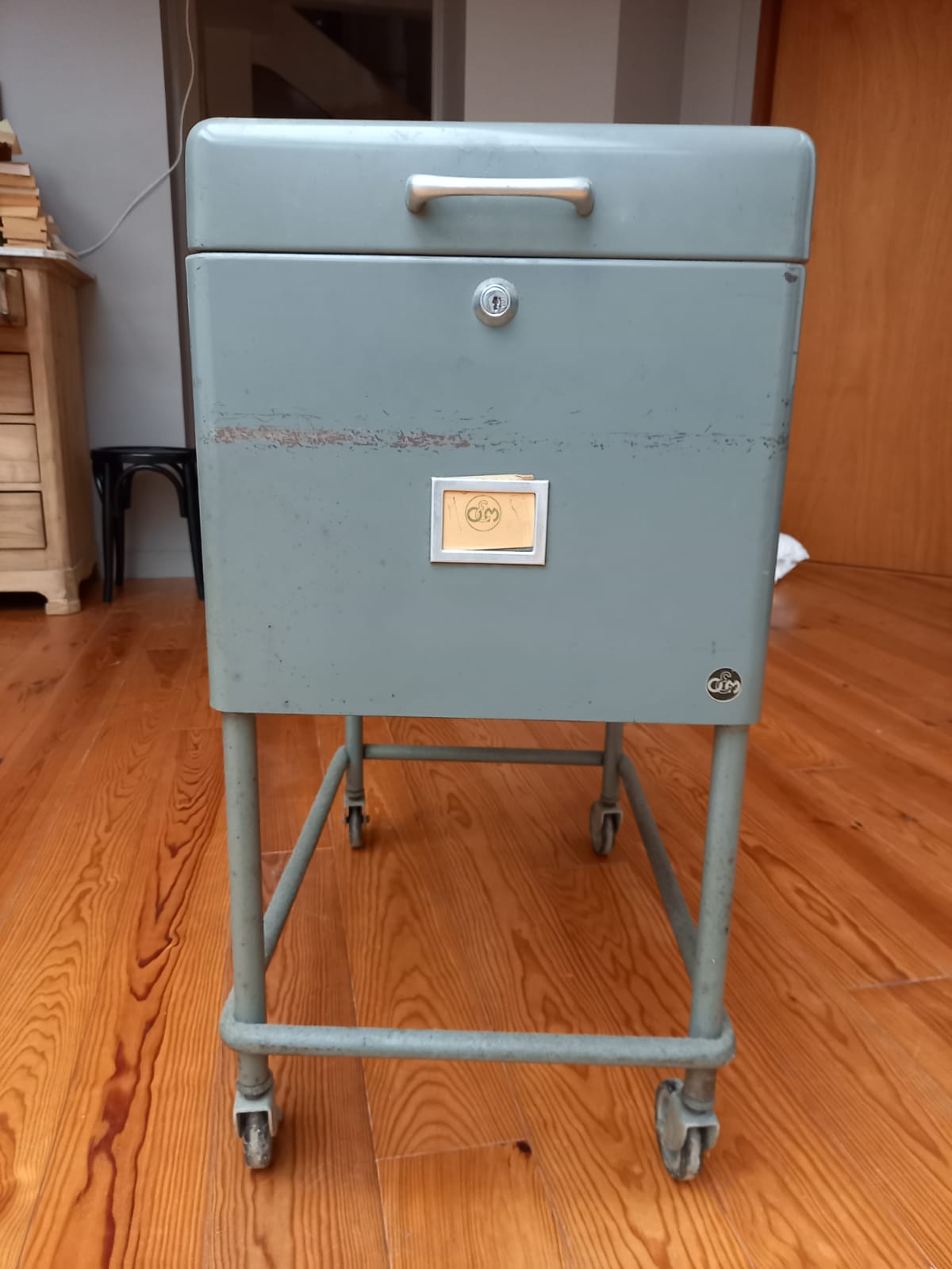 Industrial wheeled binder