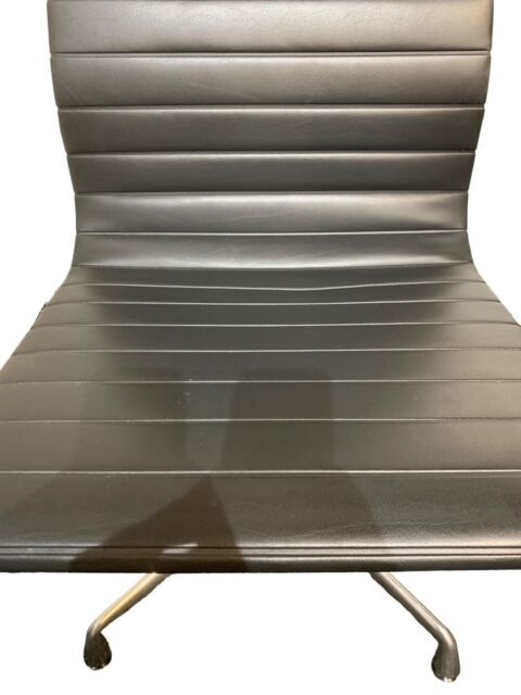Fauteuil EA119 de Charles & Ray Eames édition Vitra de 2002