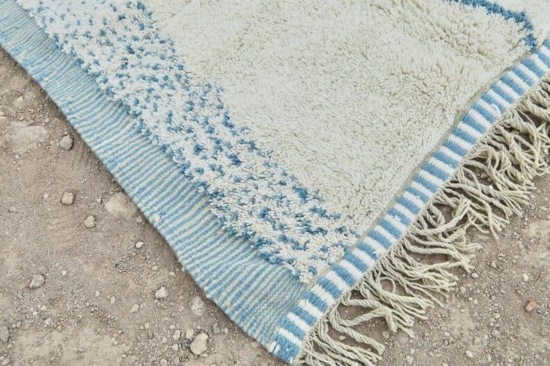 Moroccan rug with colourful patterns, handmade, size 150 x 250 cm.