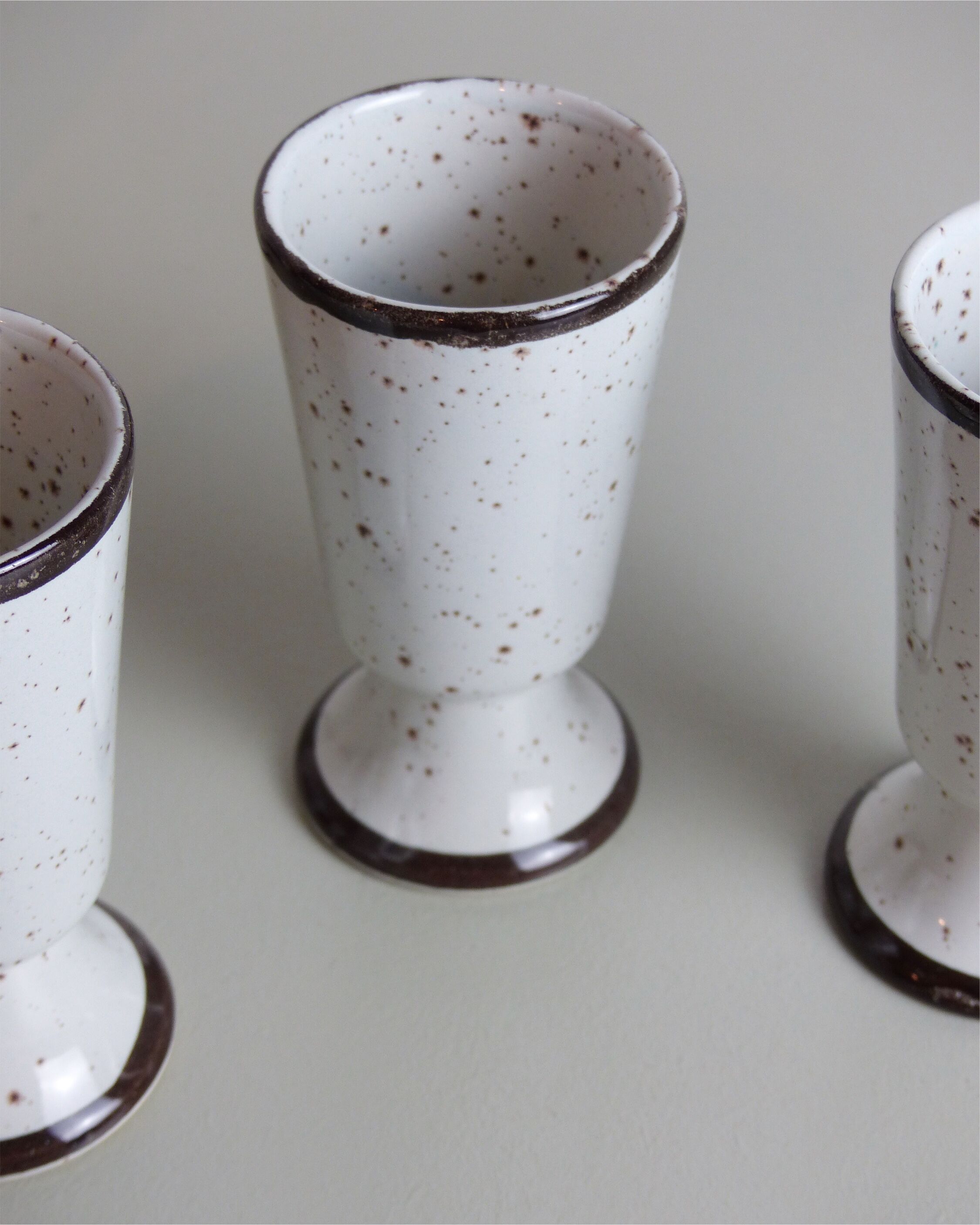 6 mazagrans in speckled sandstone