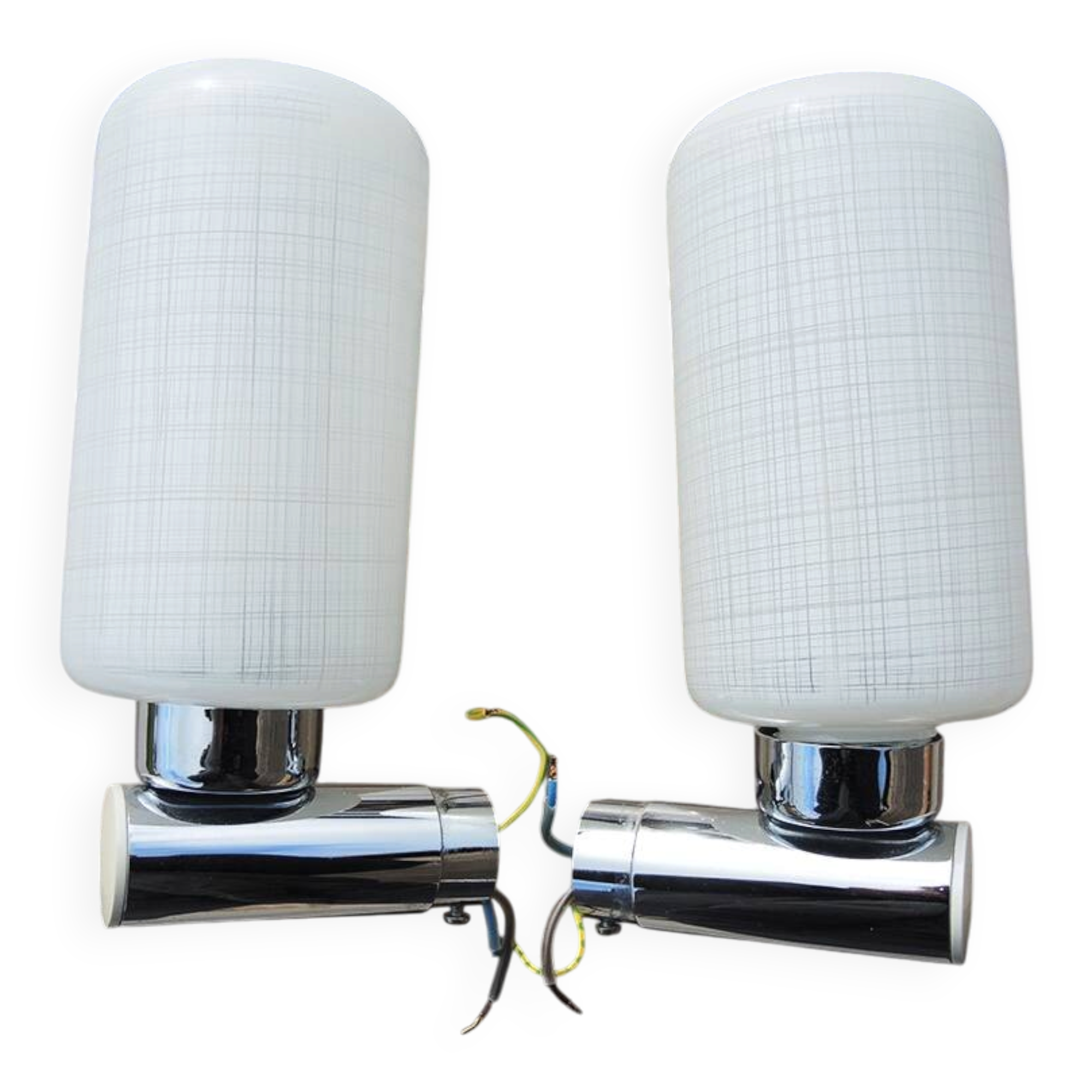2 anciennes appliques en chrome et verre blanc