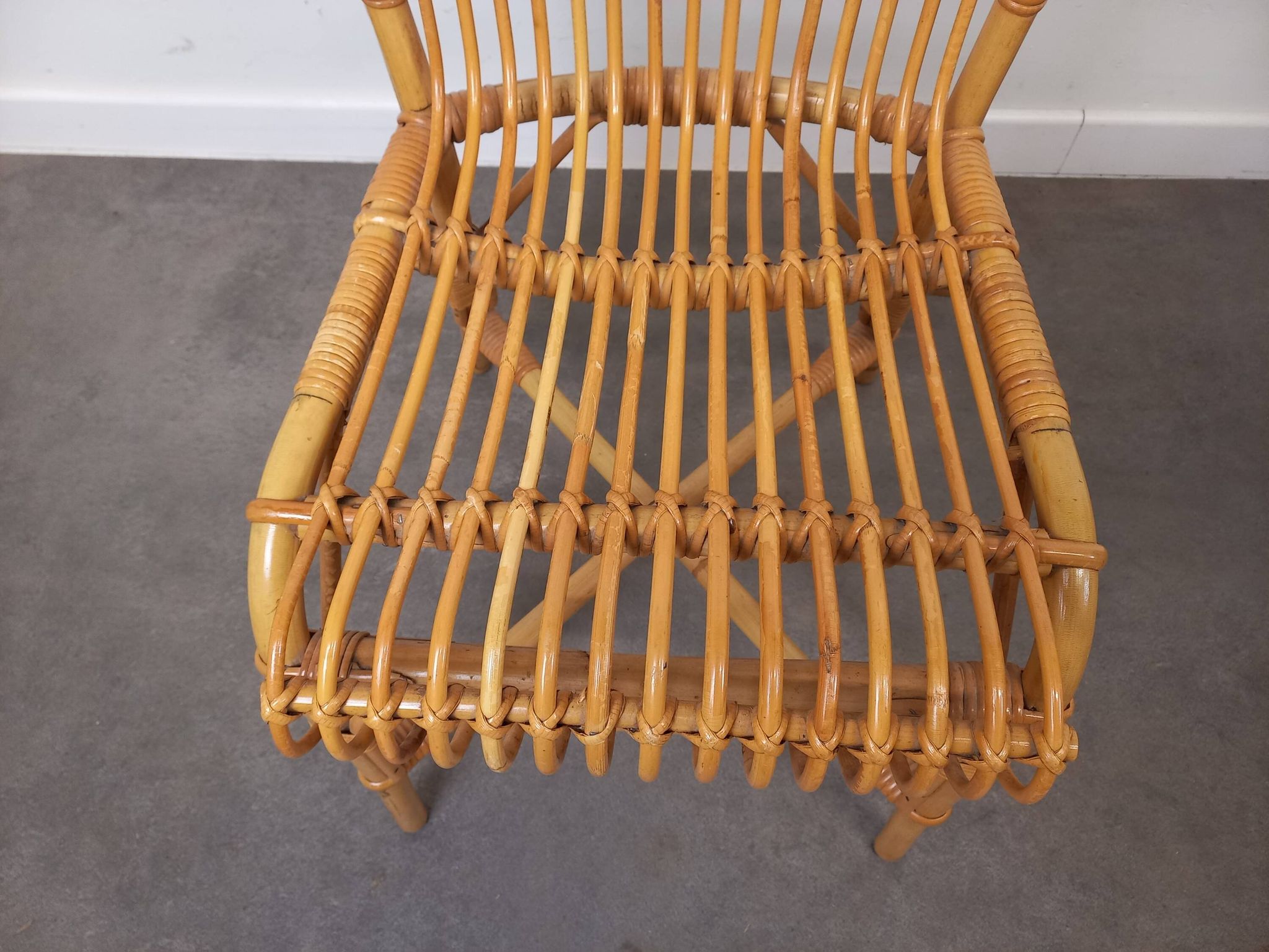 Bureau et sa chaise en rotin