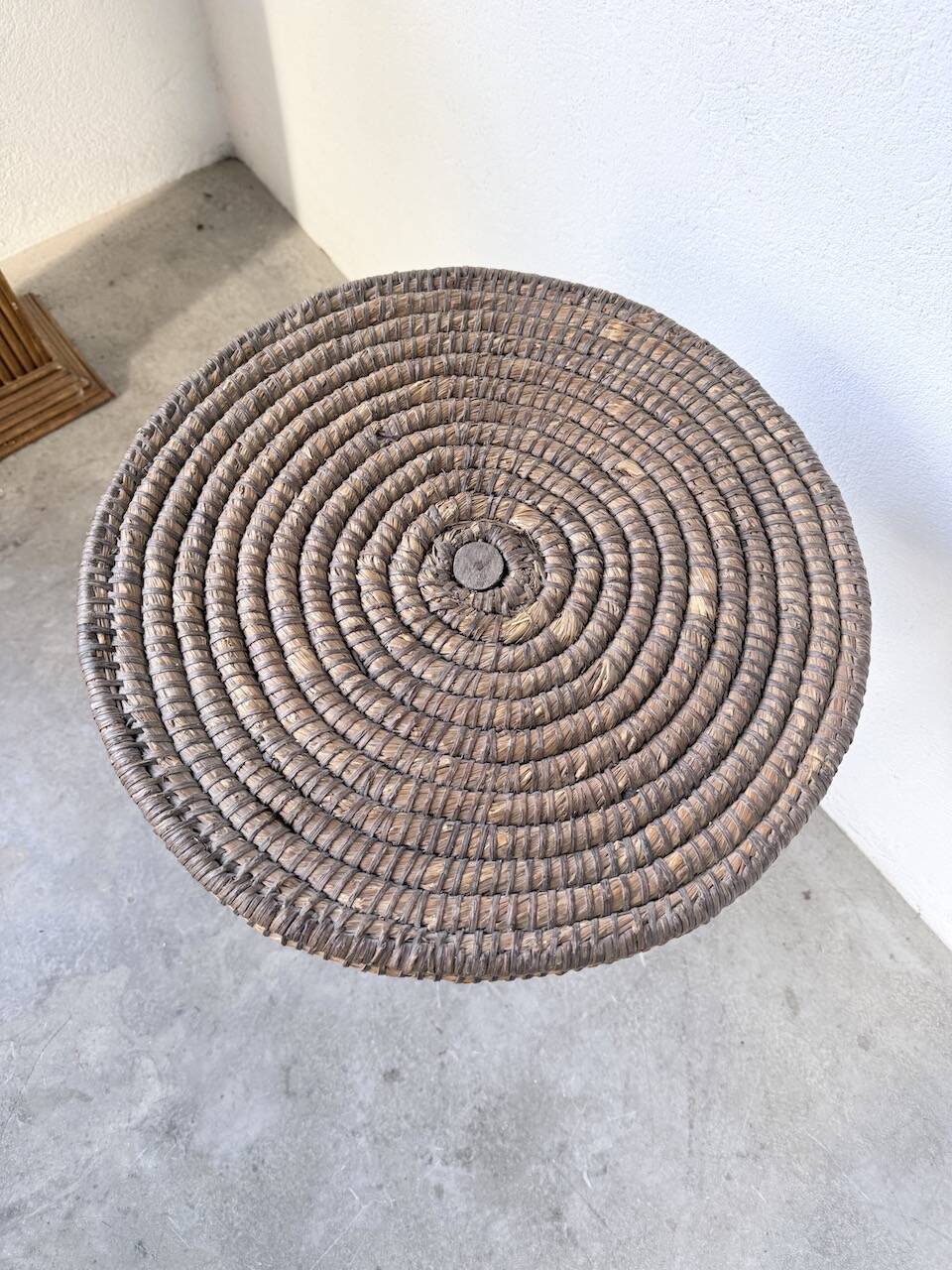 Sellette tripode art populaire en paille tressée, 1950