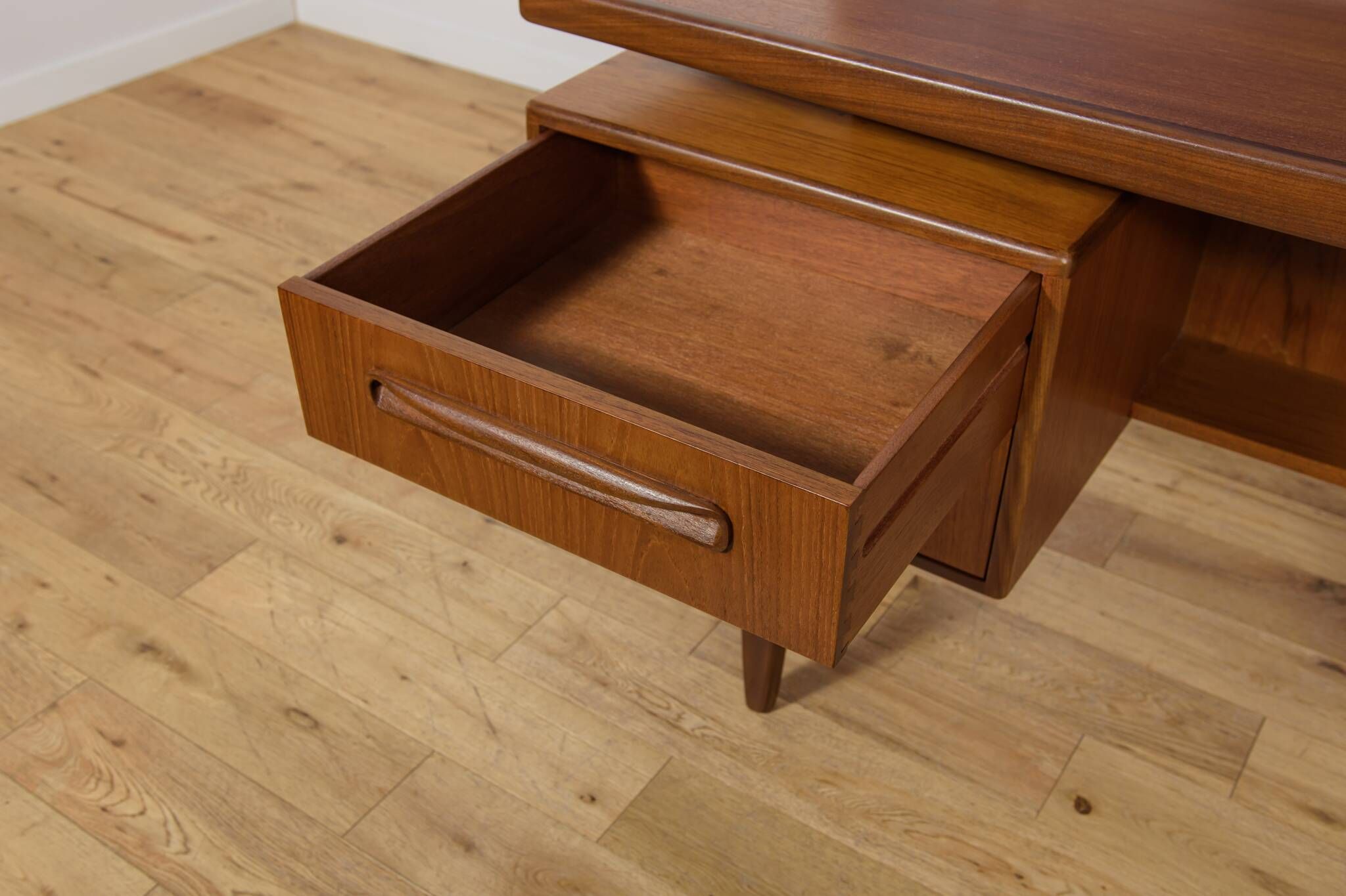 Table de maquillage en teck du milieu du siècle par Victor Wilkins pour G-Plan, Royaume-Uni, années 1960.