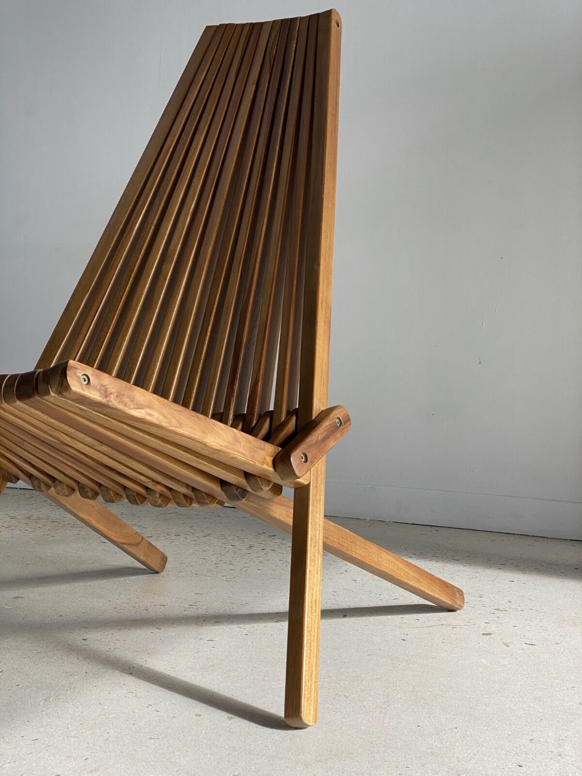 Foldable designer armchair in wooden slats
