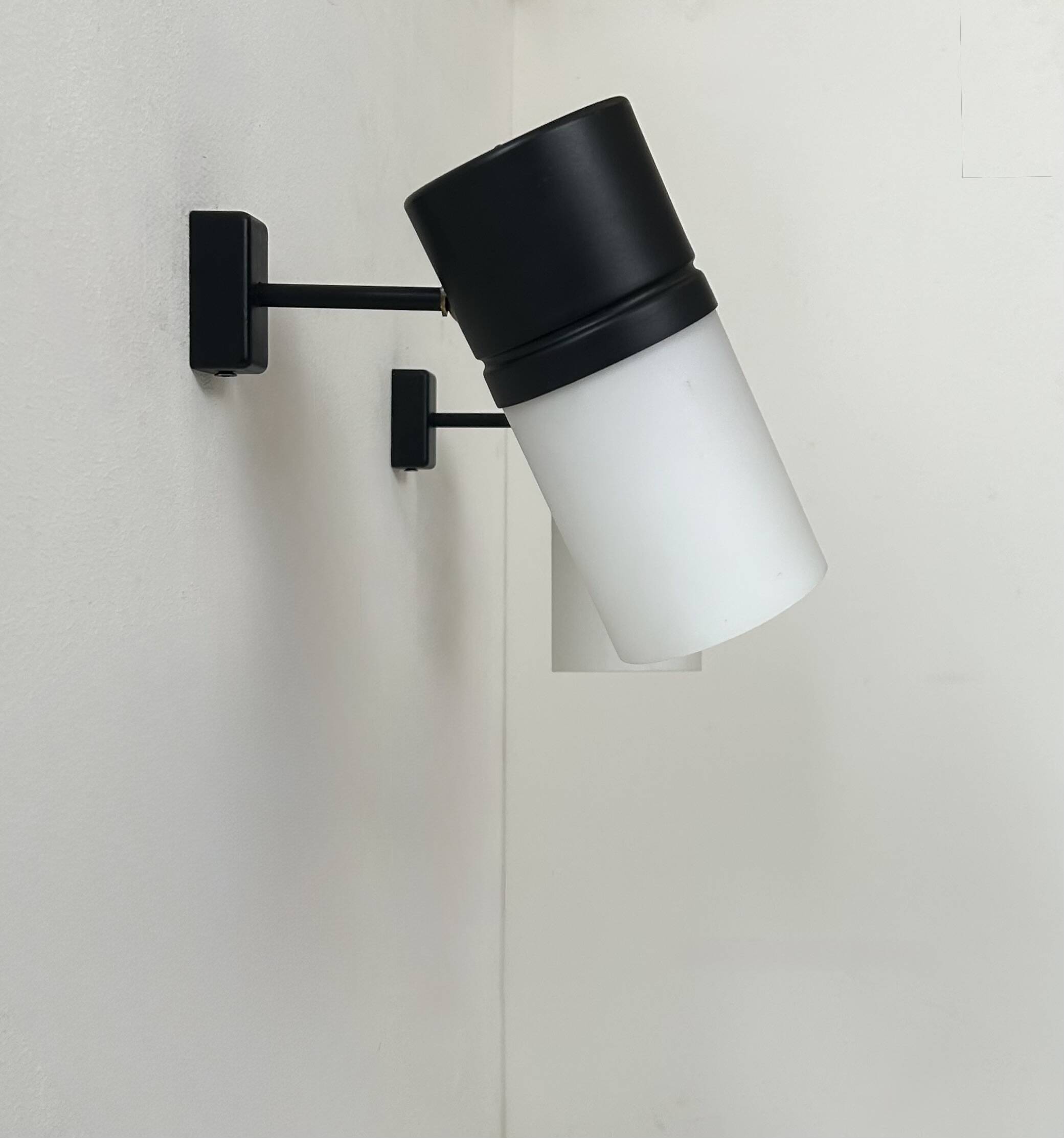 Paire d'applique vintage orientable, métal noir mat et opaline France 1950