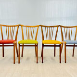 Quatre chaises colorées