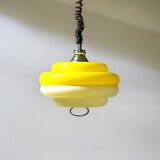 Lampe à suspension en acrylique Space Age des années 70 en jaune et blanc, Italie