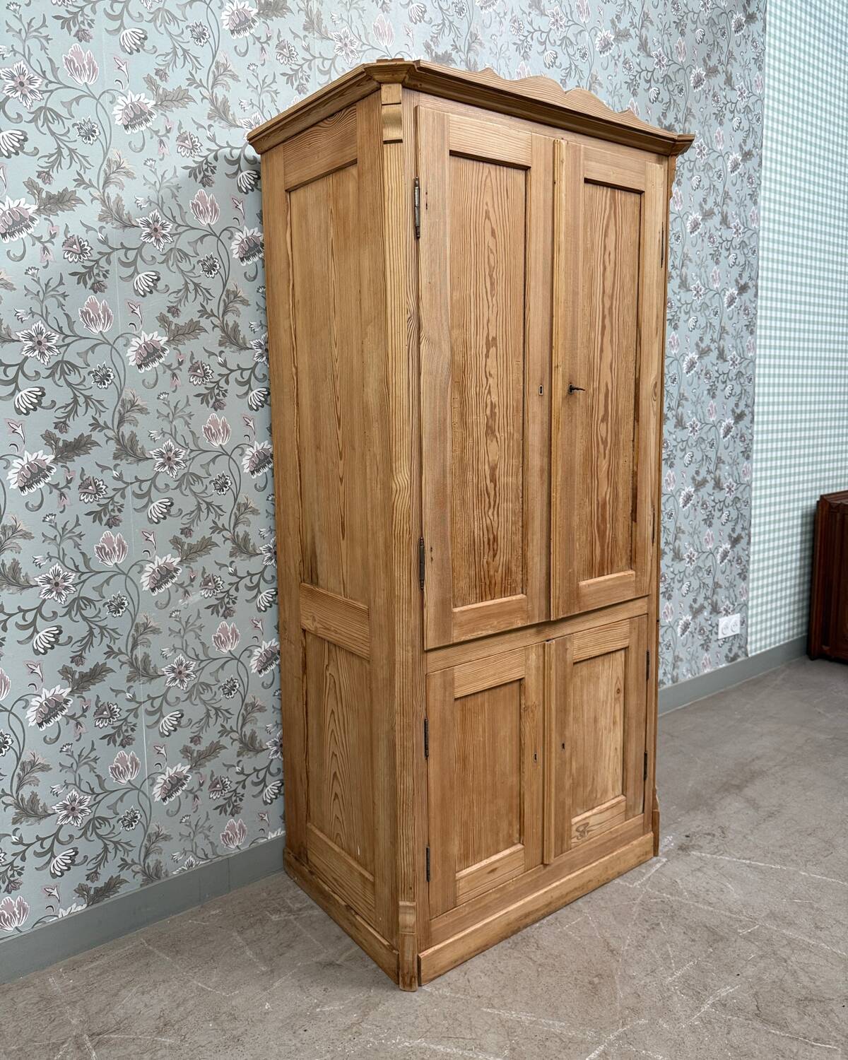 English four-door wardrobe (renovated)