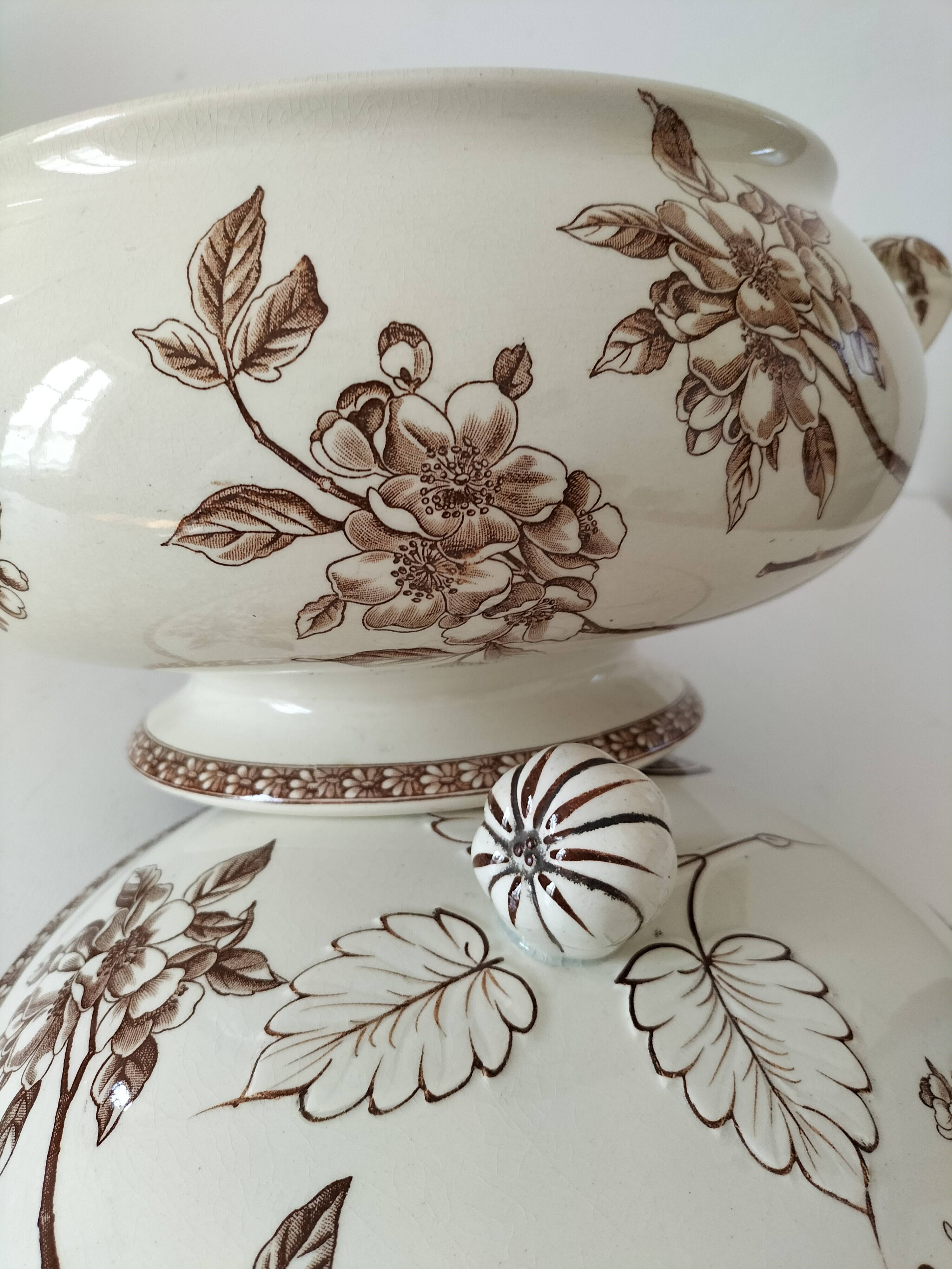 Soupière ancienne en terre de fer – décor "Marguerite", Grand Dépôt Paris