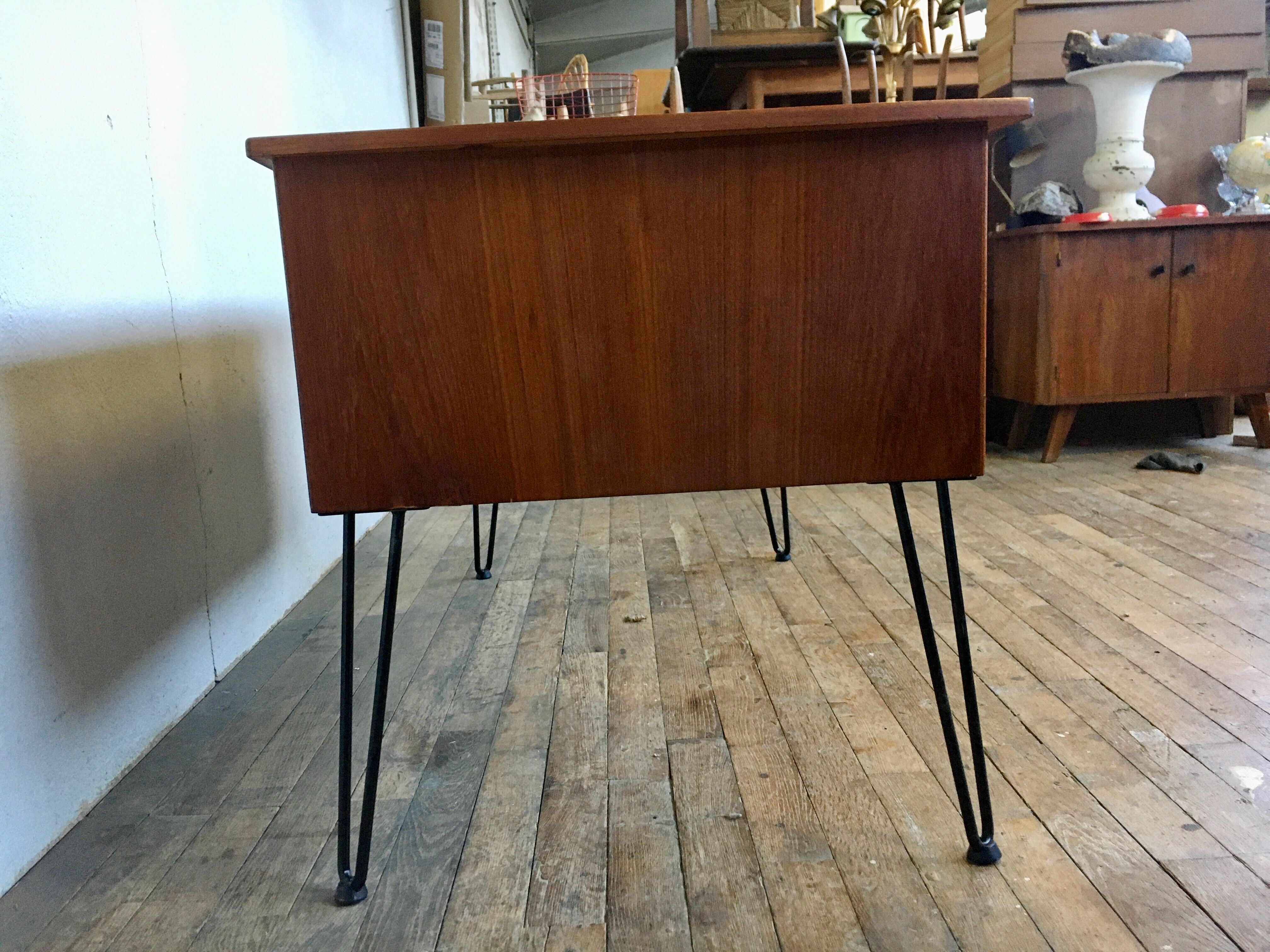 Bureau scandinave en teck avec piétement eiffel métal noir  1950 1960