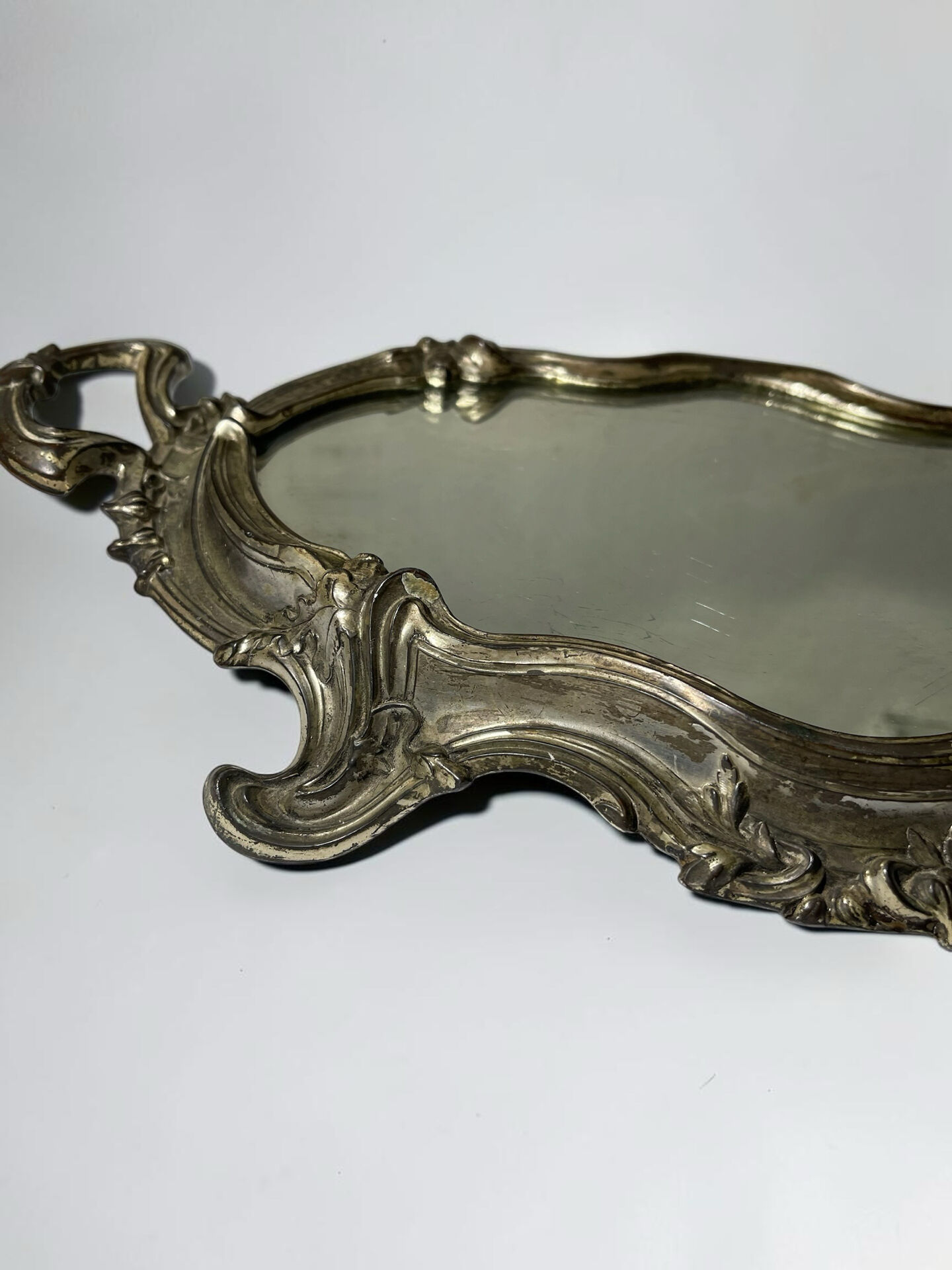 Antique mirror centrepiece, Louis XV style — Tray with handles,