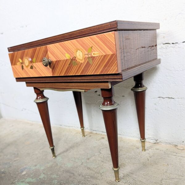 Table de chevet marqueterie fleurie et laiton