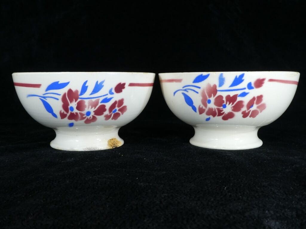 Paire de bols Badonviller à decor de fleurs bleu et rouge