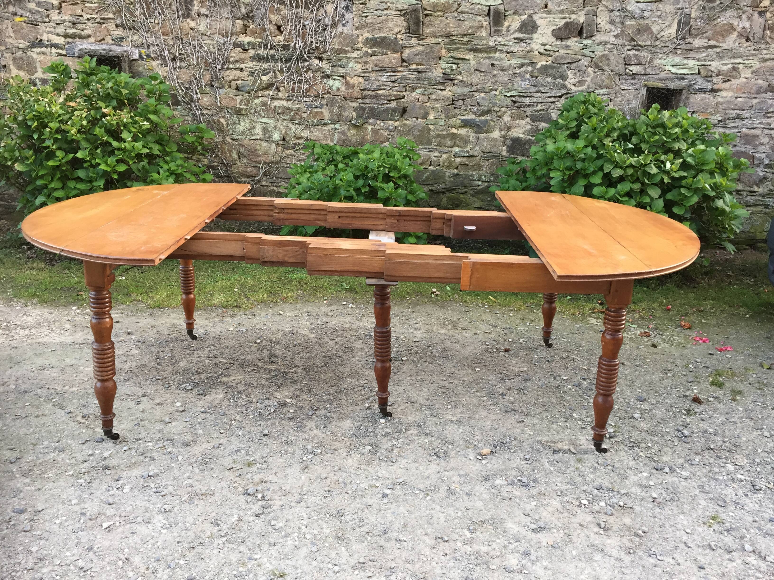 Old oval table Louis Philippe with 6 feet