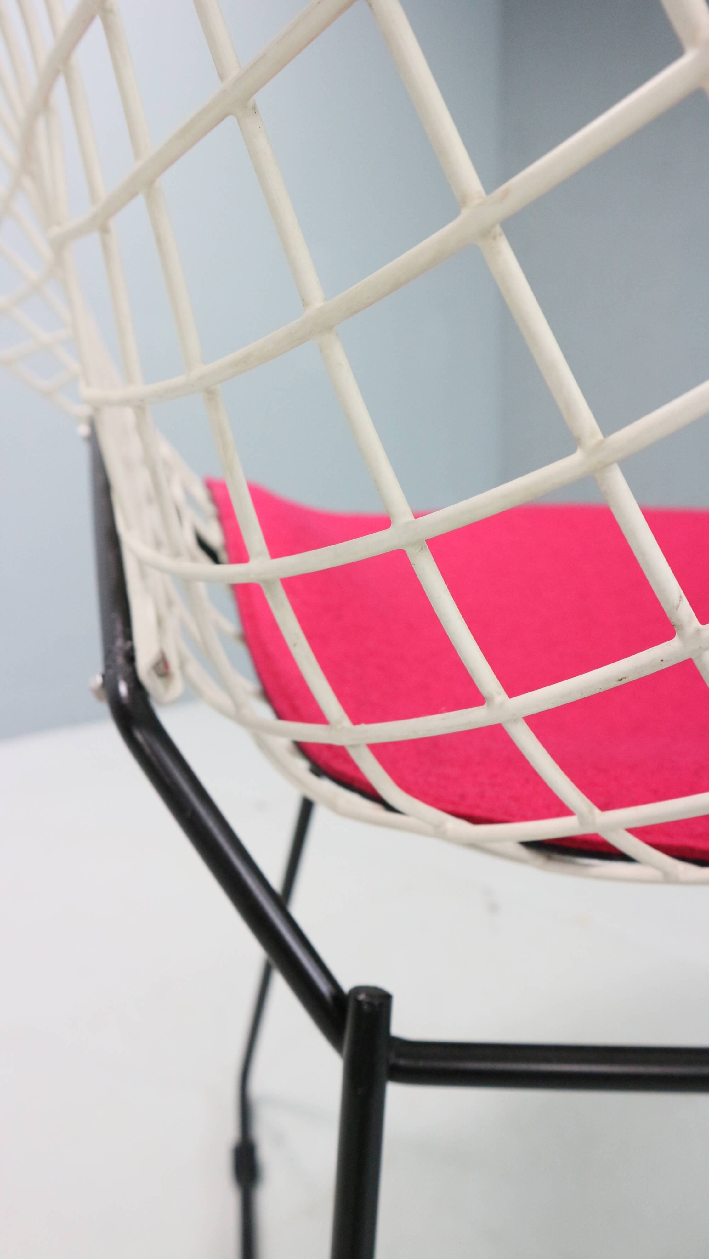 Diamond chair by Harry Bertoia in white & black metal and new seating 1960s