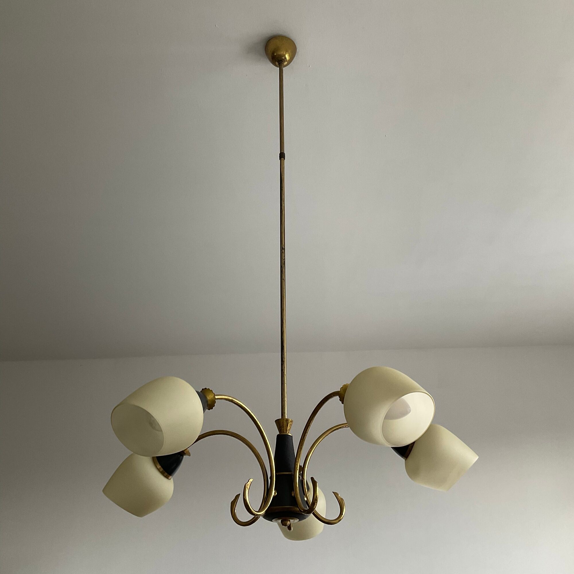 Art deco chandelier 6fires in brass, black metal and opaline