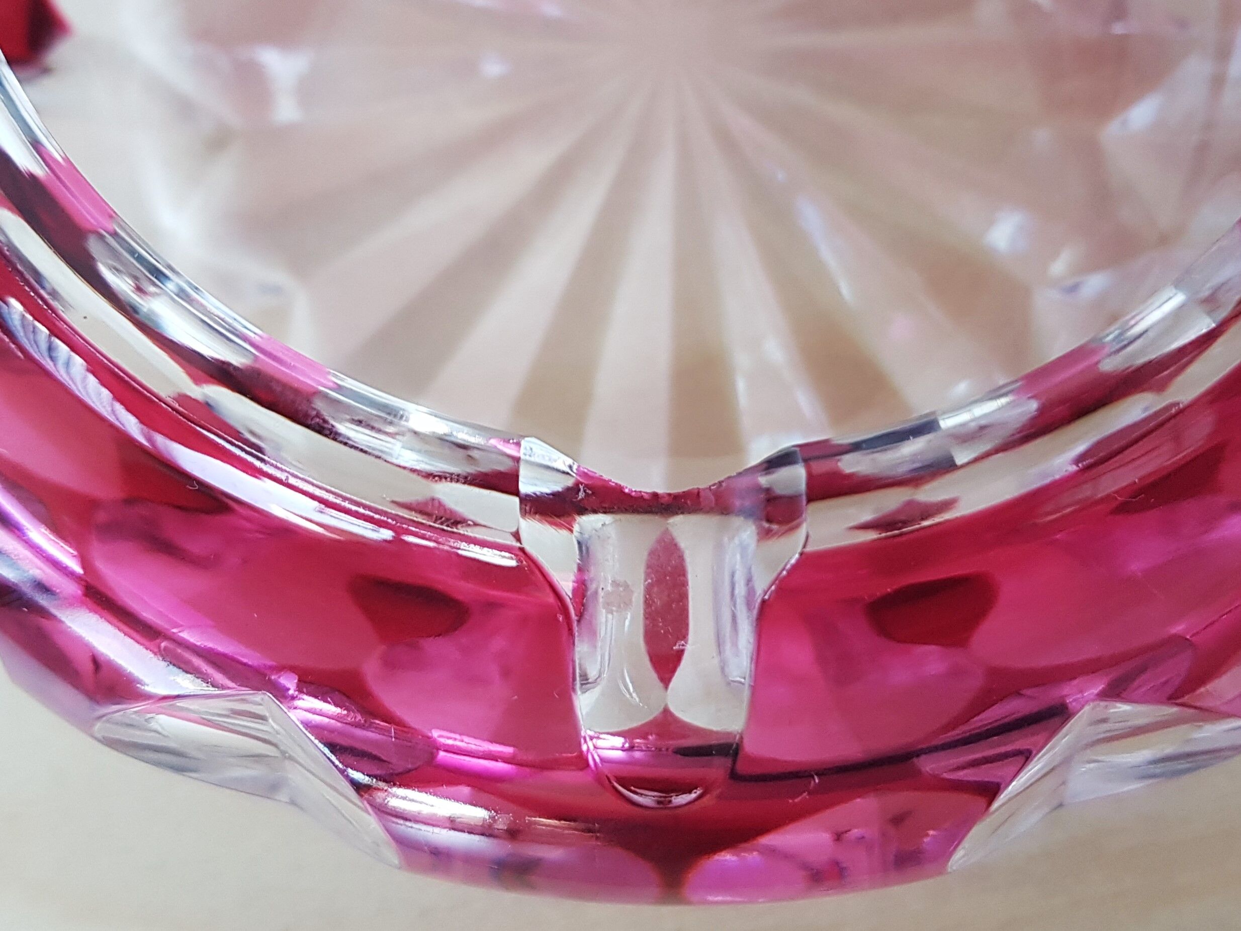 Cendrier Val Saint Lambert en cristal taillé doublé rouge-rose