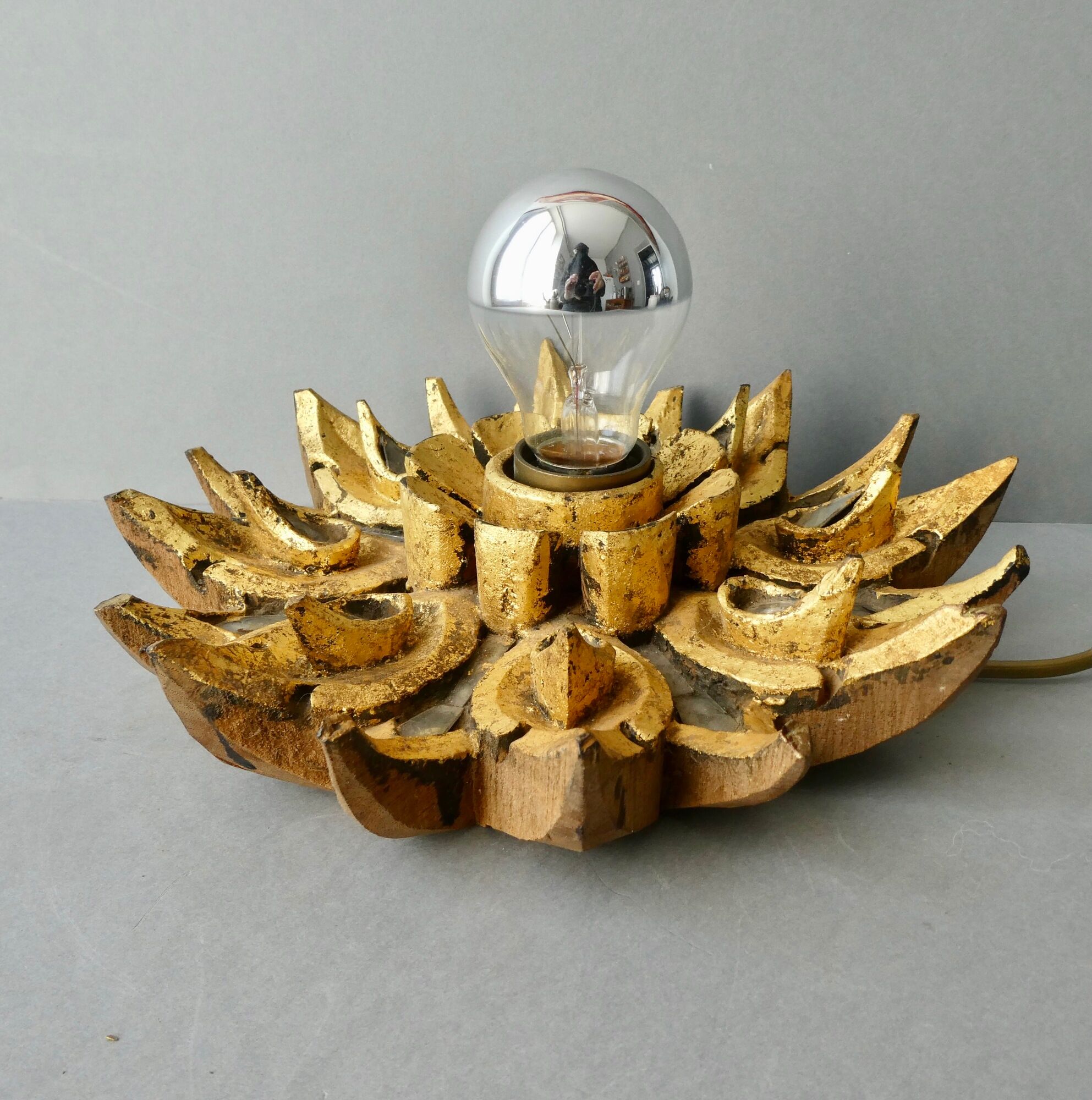 Applique forme fleur, en bois sculpté doré et verre, années 70