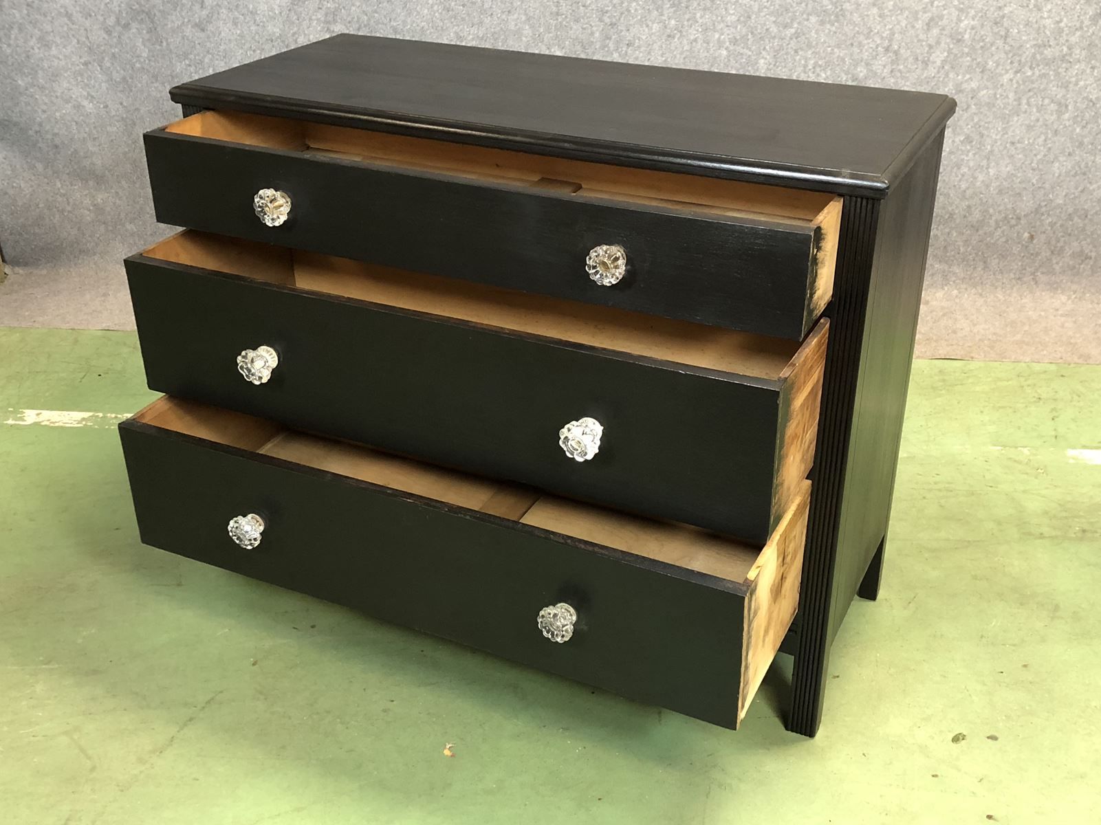 Chest of drawers in oak and glass buttons - 30 years