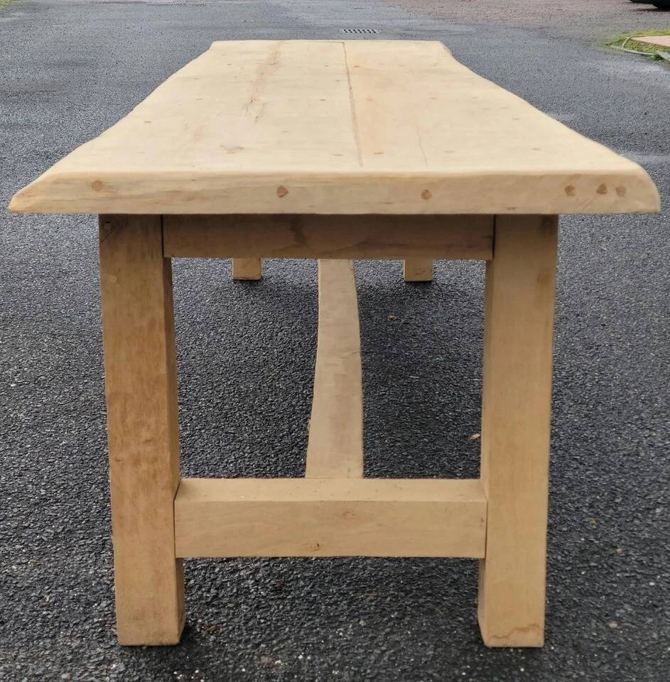 Immense table de ferme aérogommée : travail d'ébénisterie