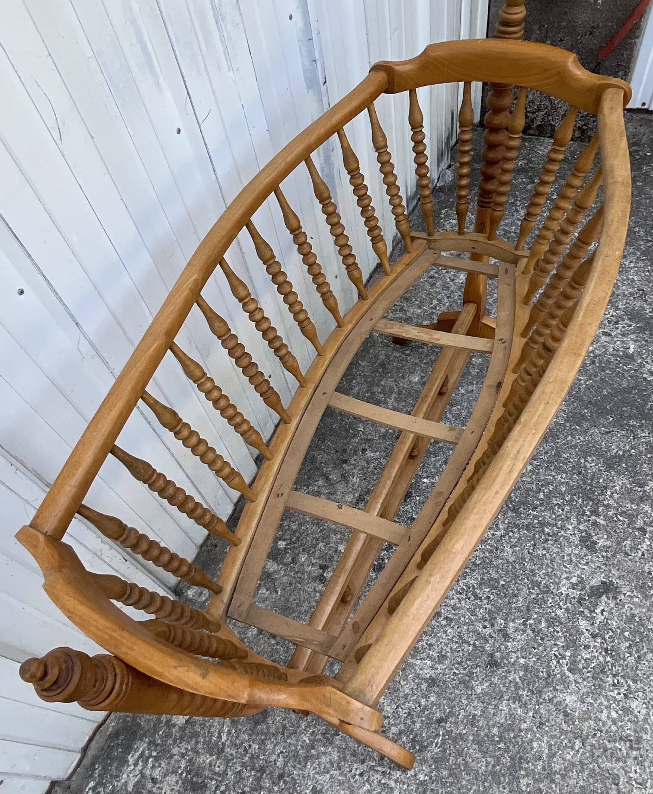 Antique cradle in solid beech – Early 20th century