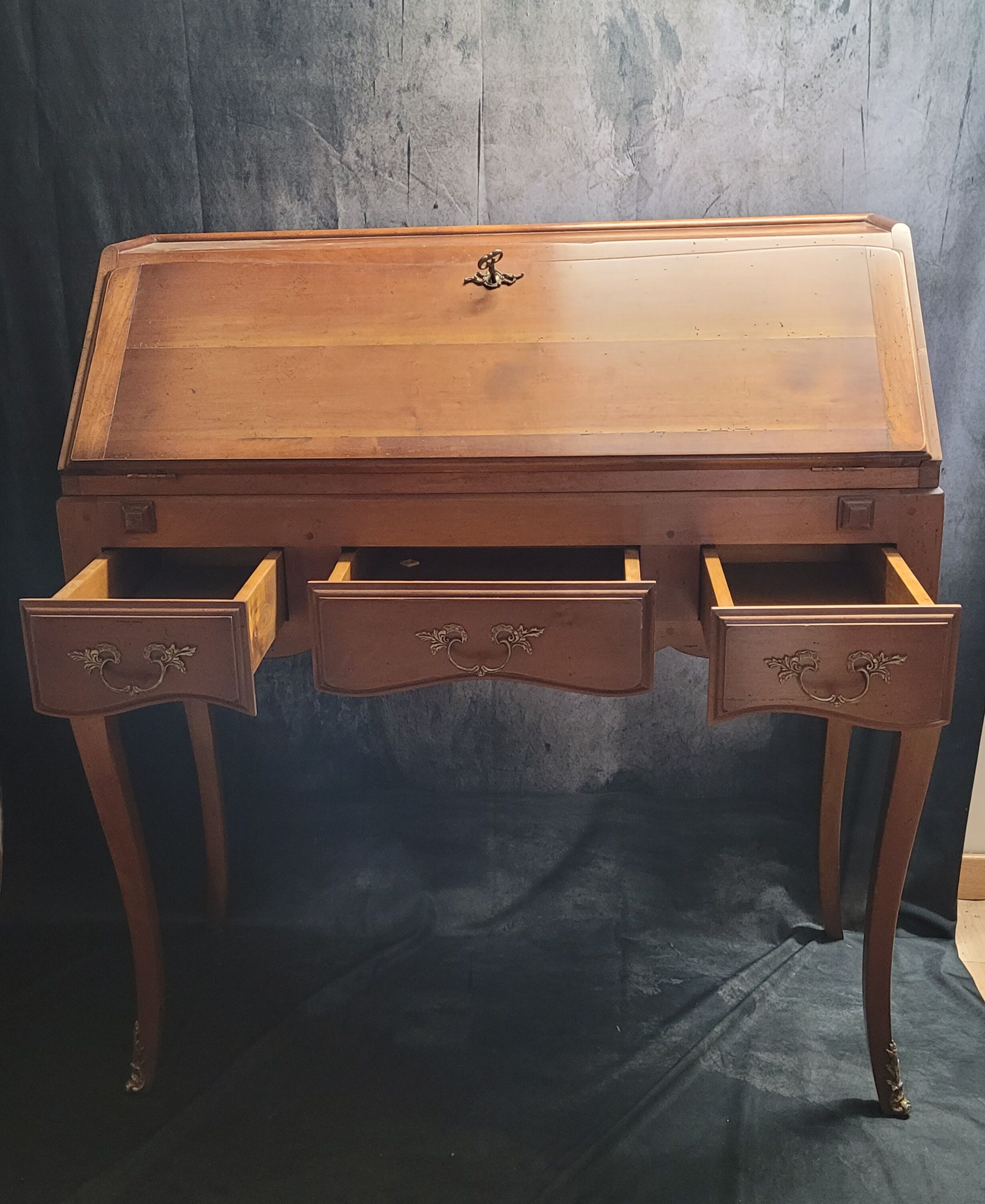 Wooden slope desk louis xv style