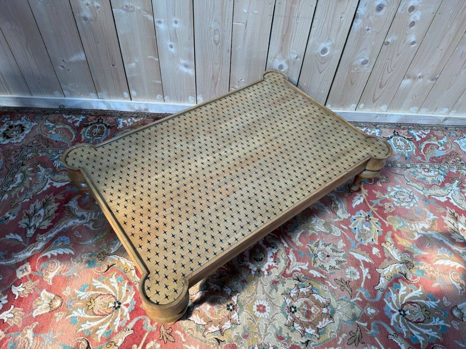 English Victorian coffee table - Brass turned legs - Patterned top