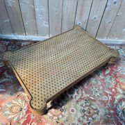 Table basse victorienne anglaise - Pieds toupie laiton – Plateau à motifs é