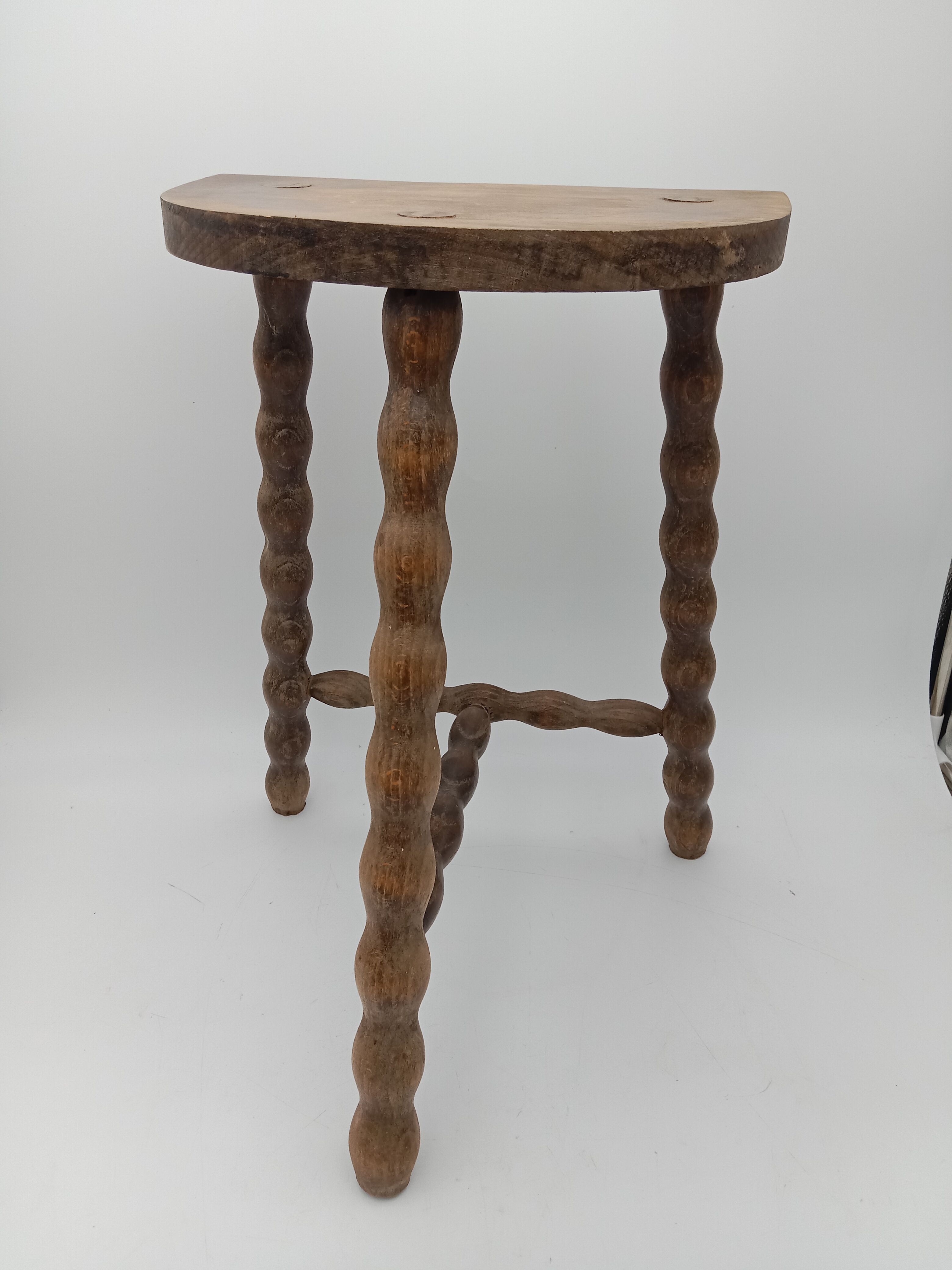 Tabouret tripode bois pieds perlés
